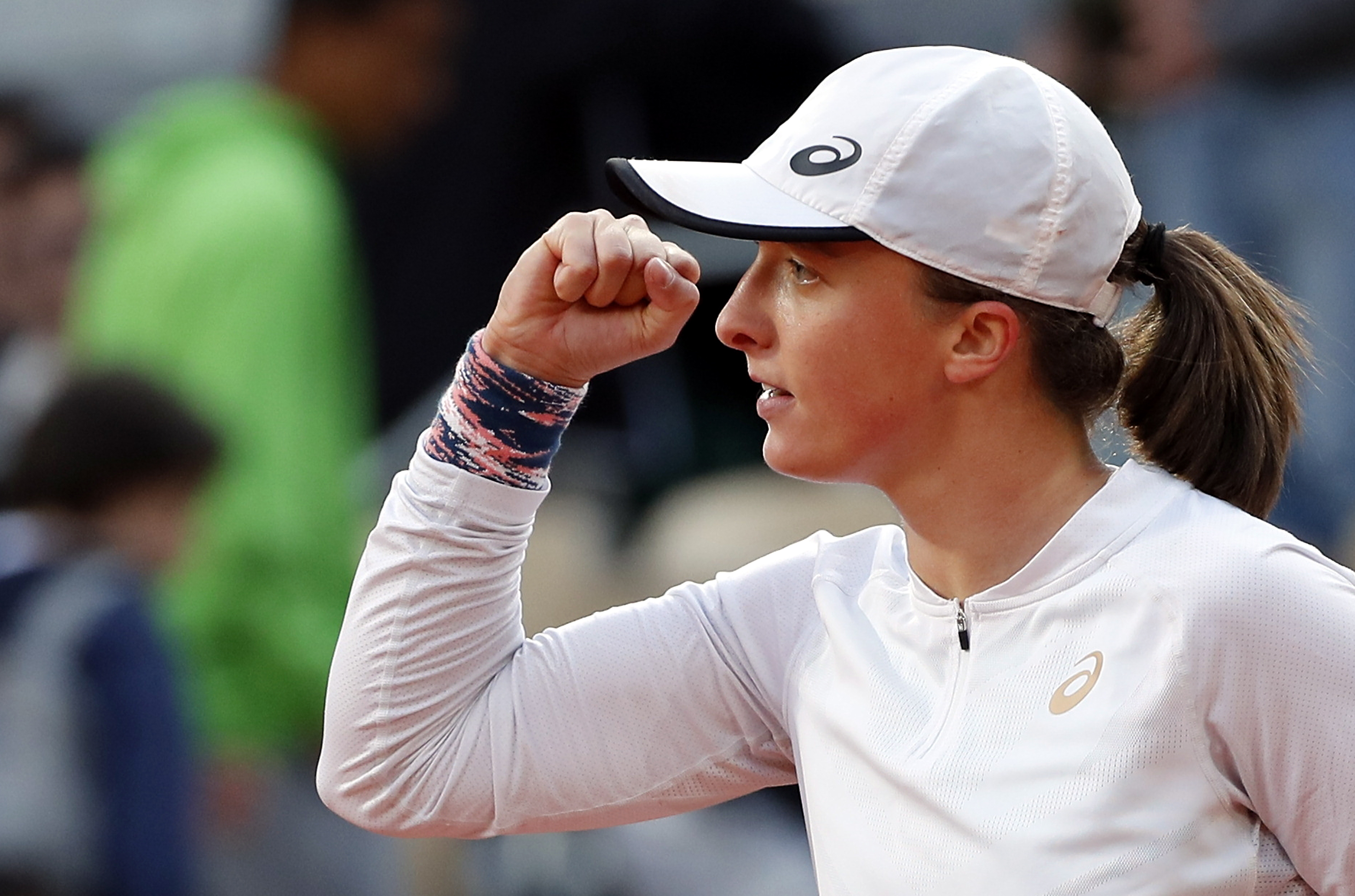 Paris (France), 30/05/2022.- Iga Swiatek of Poland reacts after winning against Qinwen Zheng of China in their womenís fourth round match during the French Open tennis tournament at Roland ?Garros in Paris, France, 30 May 2022. (Tenis, Abierto, Francia, Polonia) EFE/EPA/CHRISTOPHE PETIT TESSON