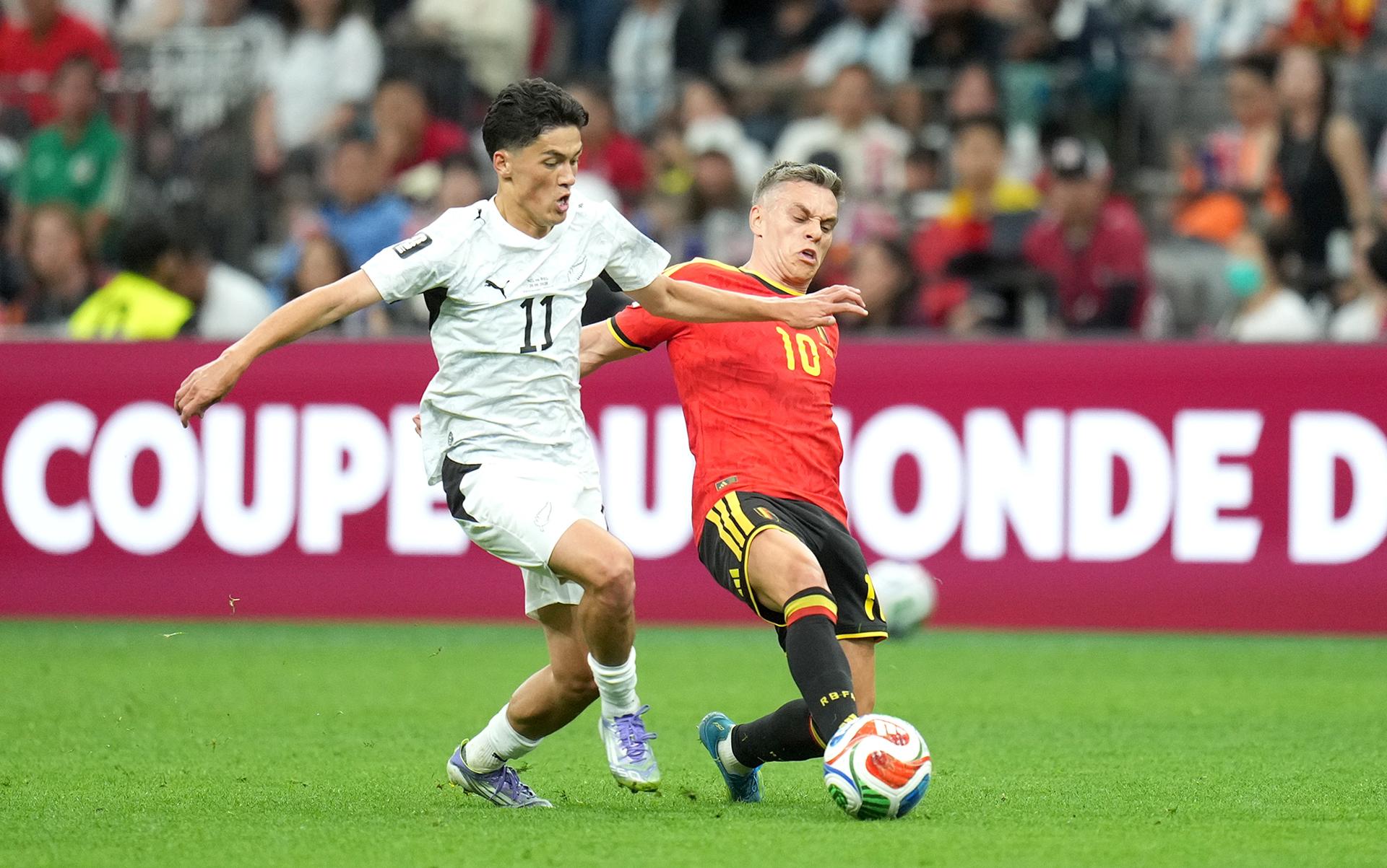 VANCOUVER (Canada), 27/06/2026.- Leandro Trossard (R) of Belgium and Elijah Just of New Zealand in action during the FIFA World Cup 2026 group stage match New Zealand against Belgium, in Vancouver, Canada, 26 June 2026. (Bélgica, Nueva Zelanda) EFE/EPA/BOB FRID
