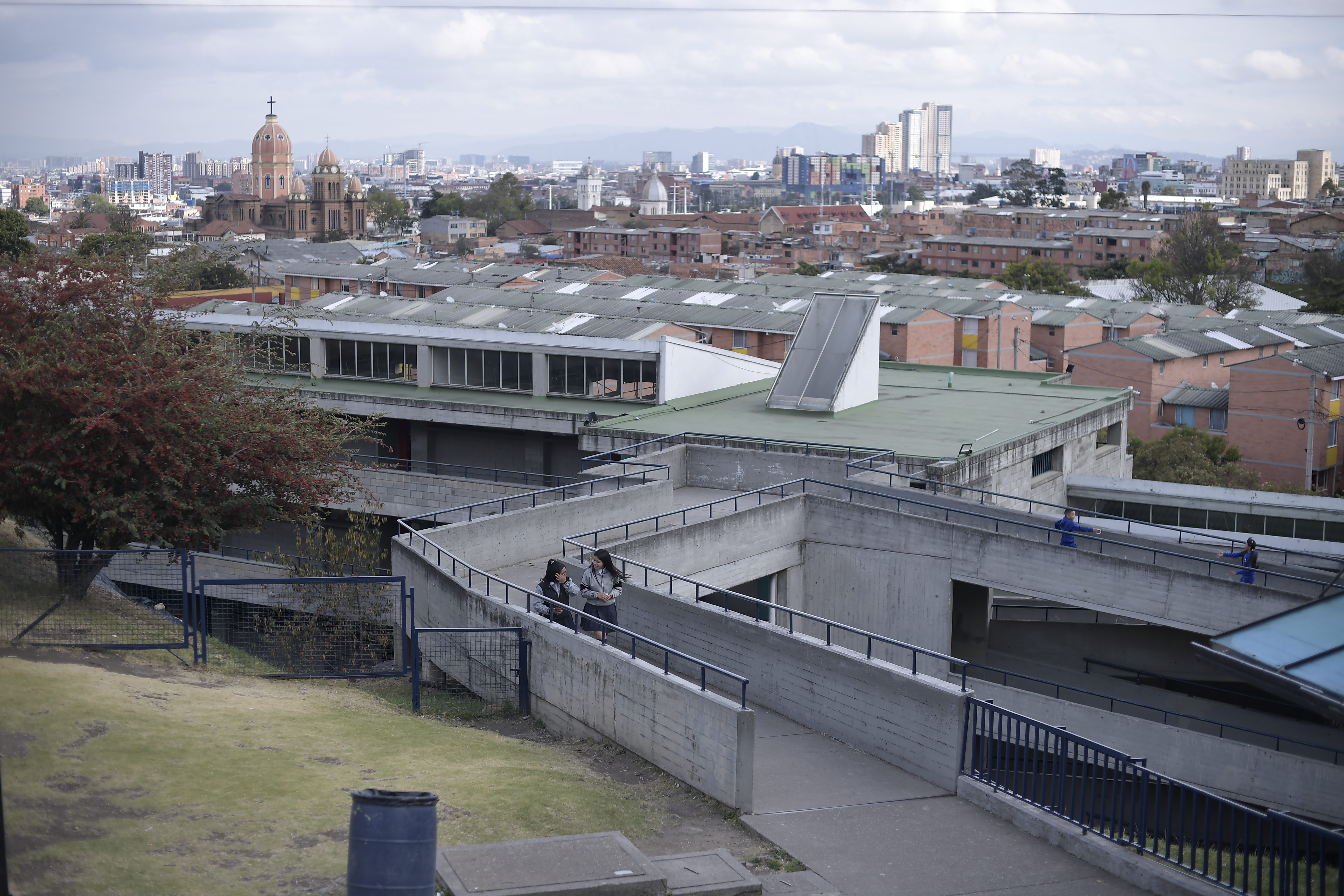 Las instalaciones cuentan con salones de clase equipados, zonas verdes y deportivas, además de una huerta estudiantil.