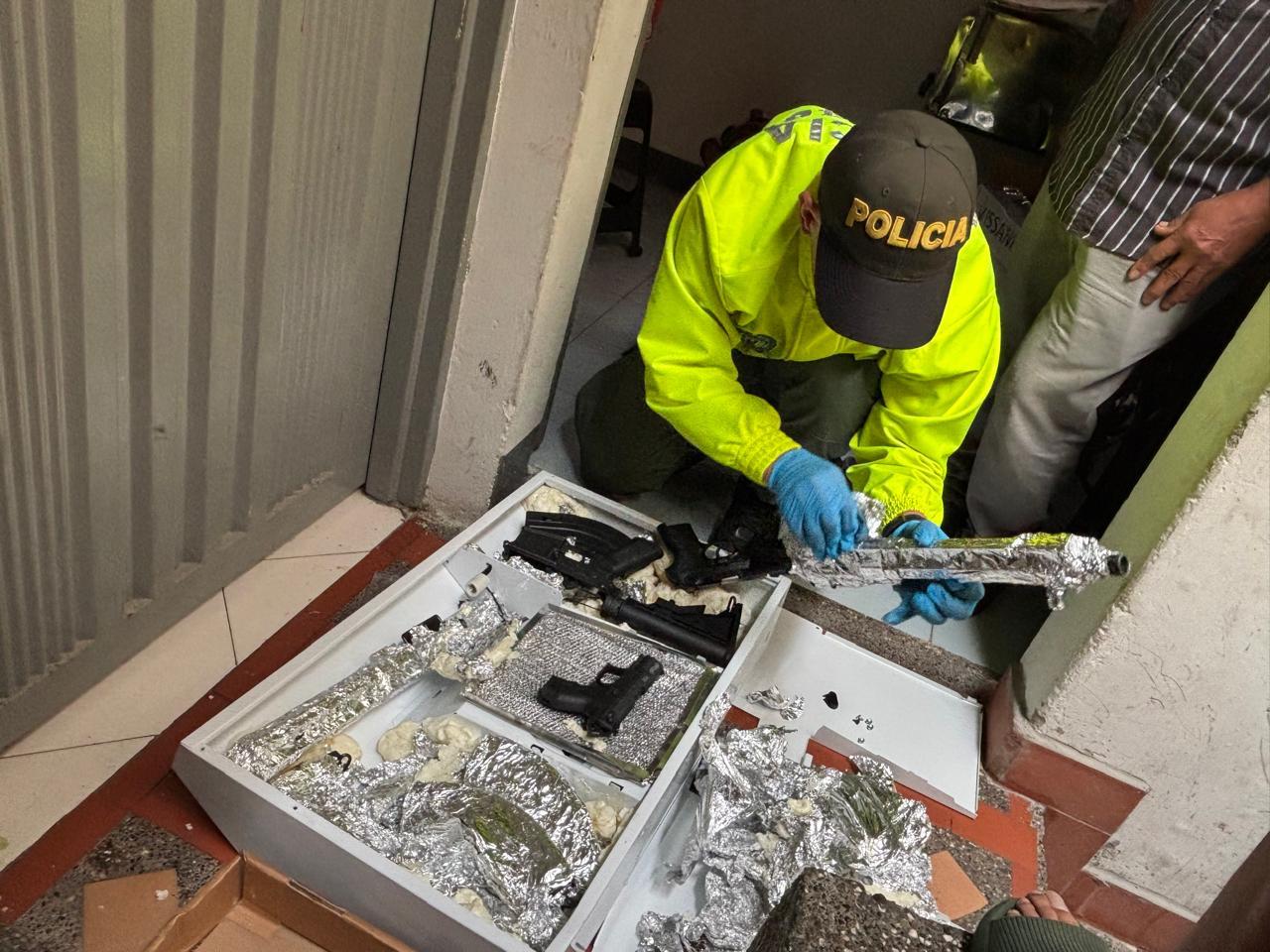 Hallaron armas camufladas en electrodomésticos que enviaron de Miami a Medellín