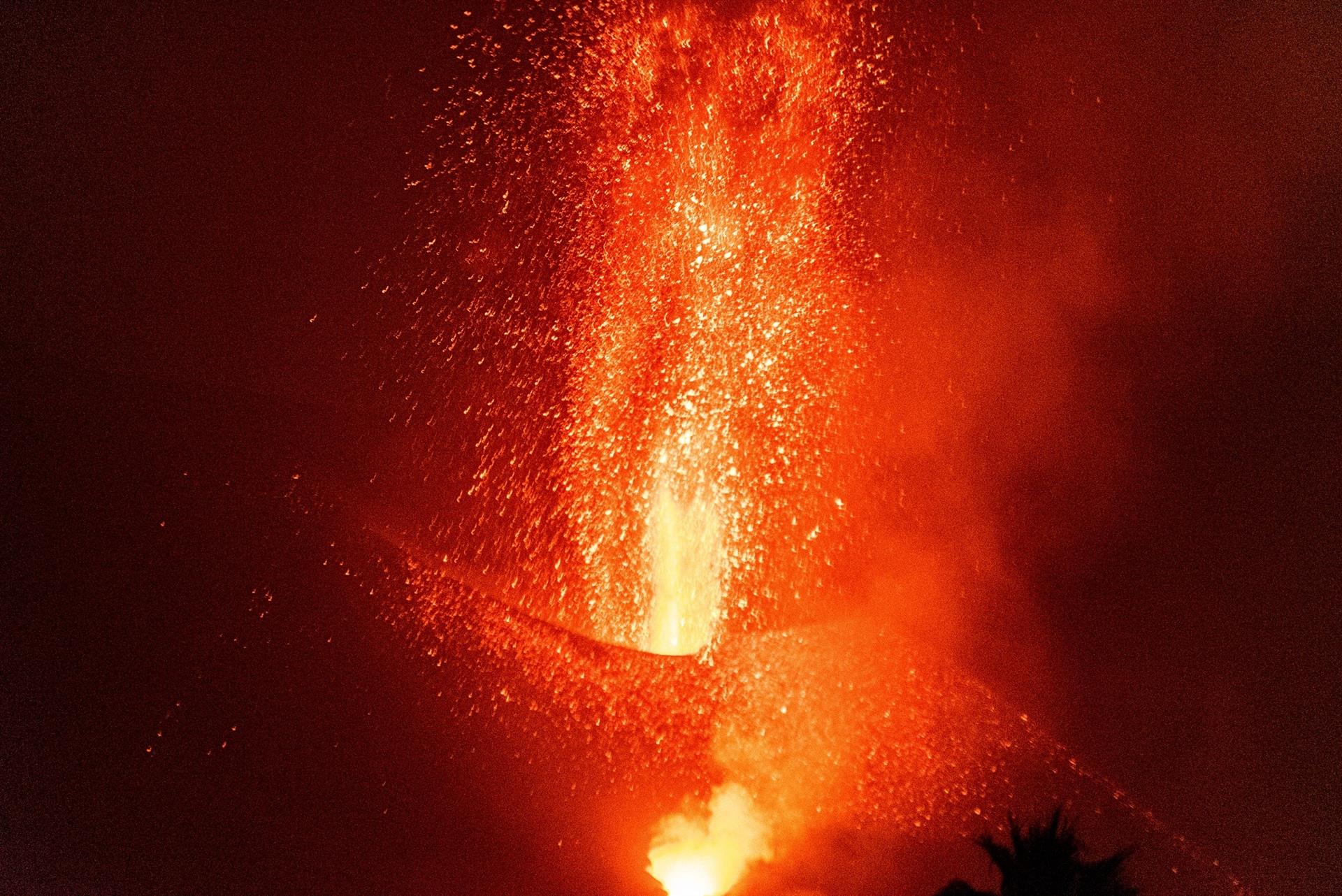 Volcán en La Palma: tras un mes en erupción, no parece detenerse