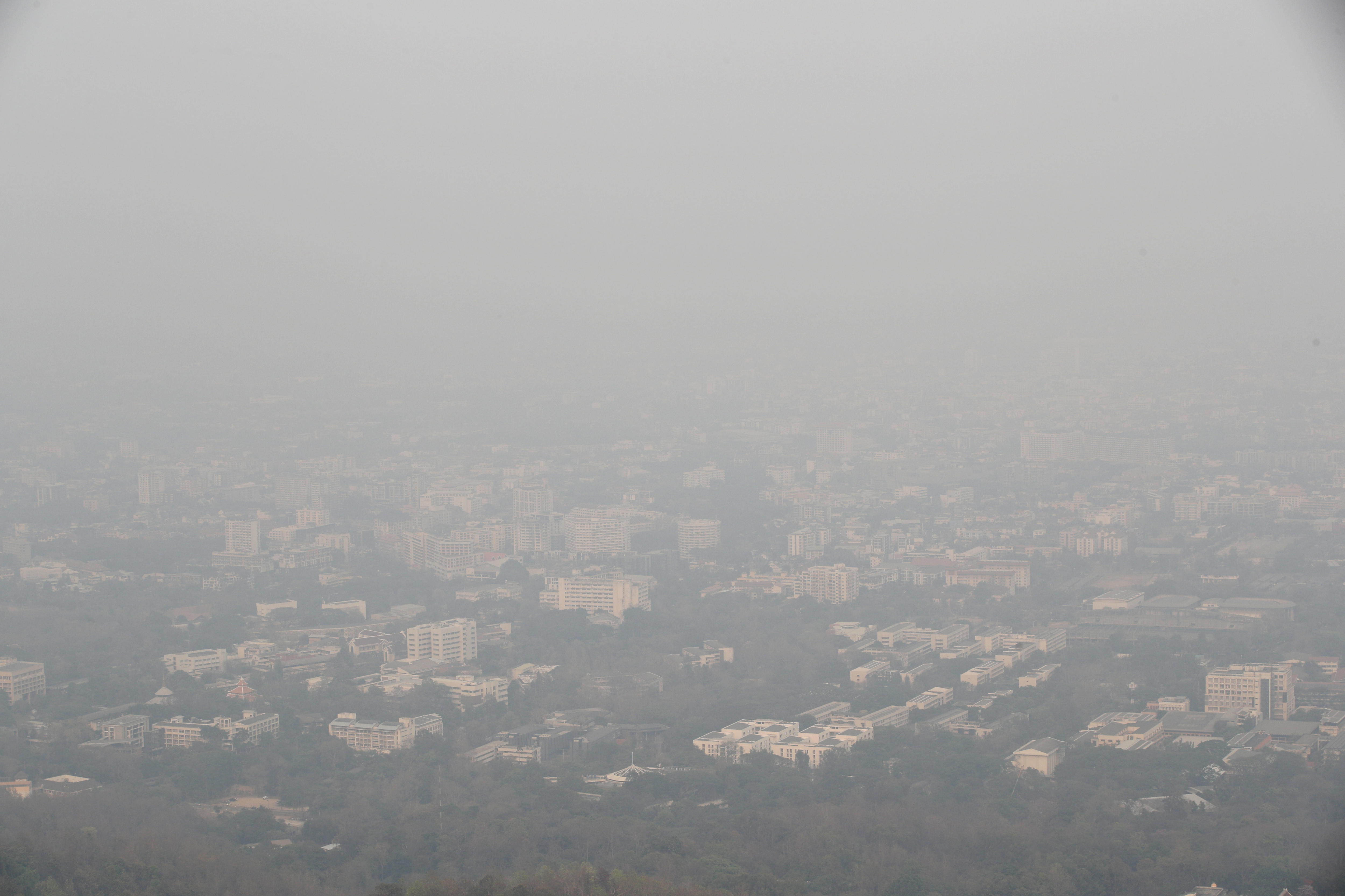Chiang Mai (Thailand), 15/03/2024.- Buildings are shrouded in smog from heavy concentrations of fine particulates matter PM2.5, in Chiang Mai province, northern Thailand, 15 March 2024. The air pollution caused by wildfires contributing heavily hazardous air quality in the city of Chiang Mai is escalating to health harmful levels with the measured amount of PM2.5 dust making the tourist spot city most polluted city in the world on 15 March 2024. (incendio forestal, Tailandia) EFE/EPA/RUNGROJ YONGRIT
