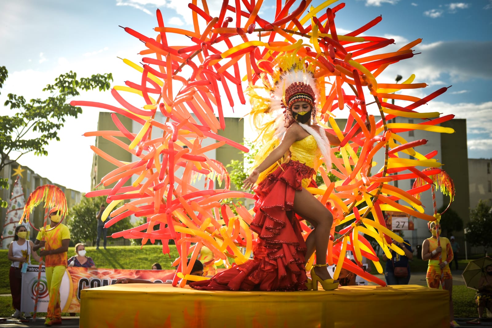 Una de las 45 comparsas y carrozas participante en la primera versión del Carnaval.