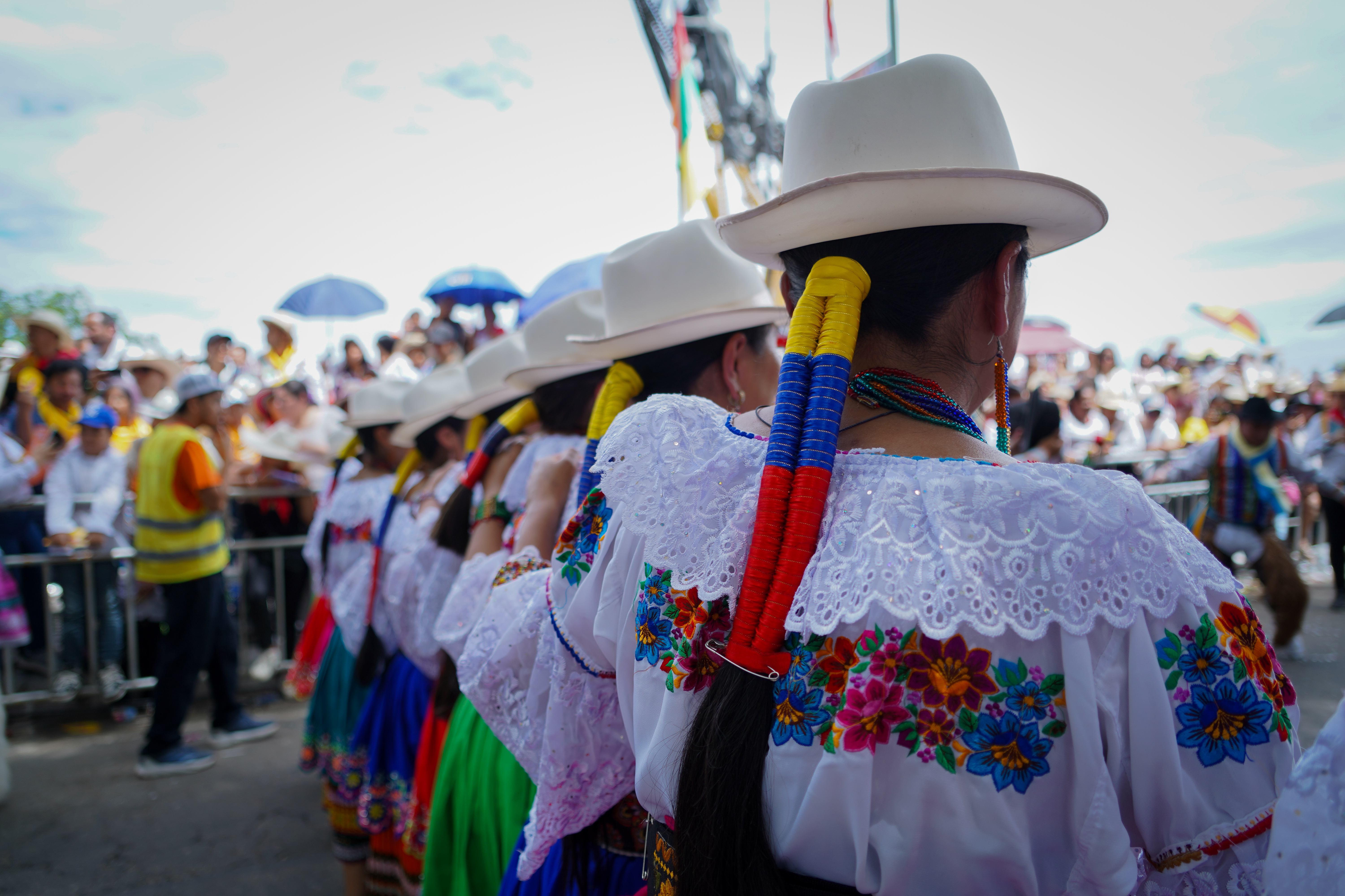 Las calles de Neiva se llenaron de color y folclor con el Desfile Folclórico ‘Maruja Fernández de Giraldo’, que reunió a las 21 candidatas al Reinado Nacional del Bambuco 2025 en una antesala cargada de cultura y emoción. Este recorrido, no solo marcó el cierre de las festividades, sino que también conmemoró los 30 años del reconocimiento de los parques arqueológicos del Huila como patrimonio de la humanidad.