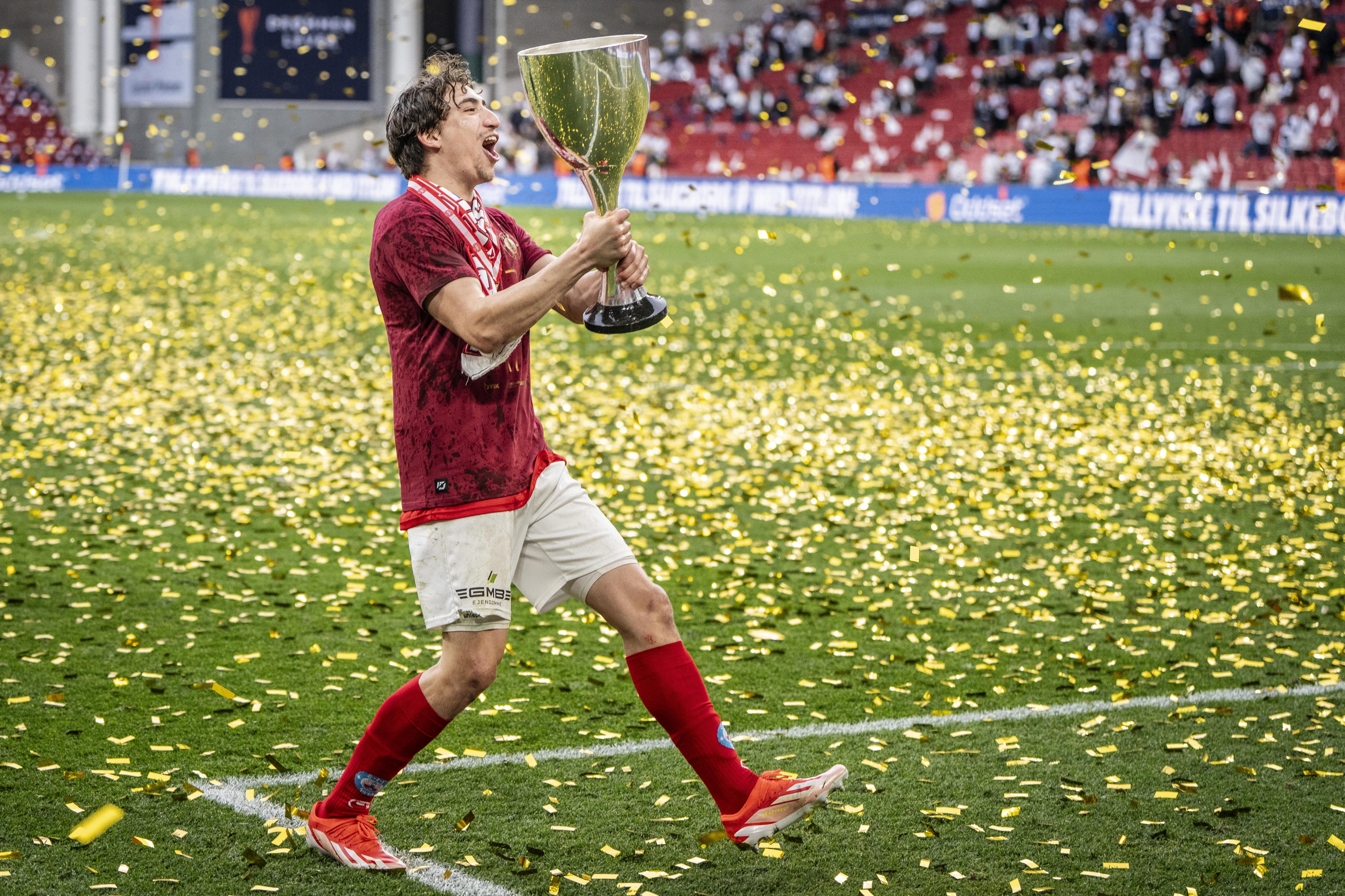 Copenhagen (Denmark), 09/05/2024.- Silkeborg IF's Alexander Lind celebrates with the trophy after winning the Danish Cup final soccer match between Silkeborg IF and Aarhus Gymnastikforening, in Copenhagen, Denmark, 09 May 2024. (Dinamarca, Copenhague) EFE/EPA/Mads Claus Rasmussen DENMARK OUT