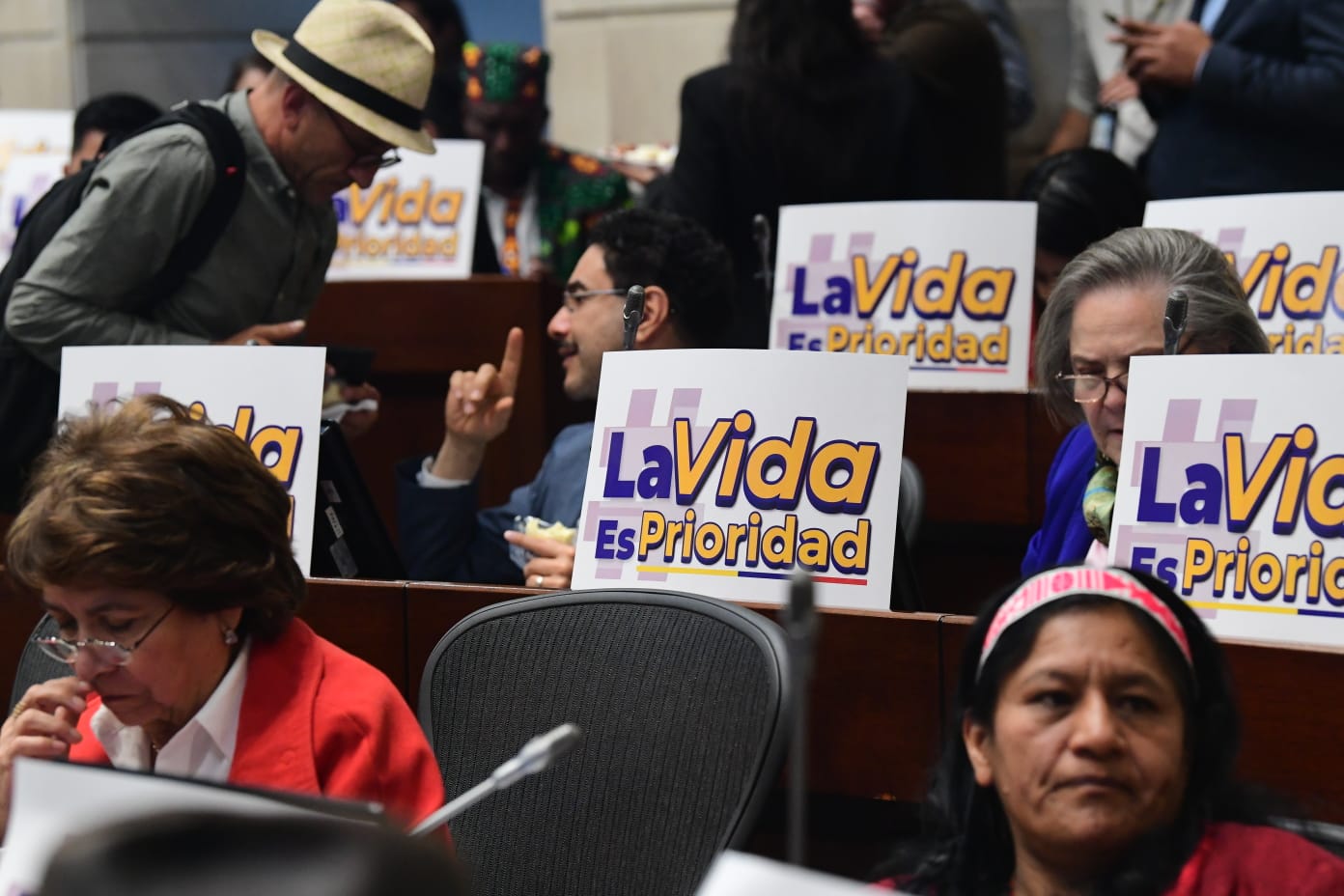 En el debate de control político al ministro Iván Velásquez, los parlamentarios de la bancada del Pacto Histórico exhiben en sus curules carteles de respaldo al jefe esa cartera: "La vida es prioridad".