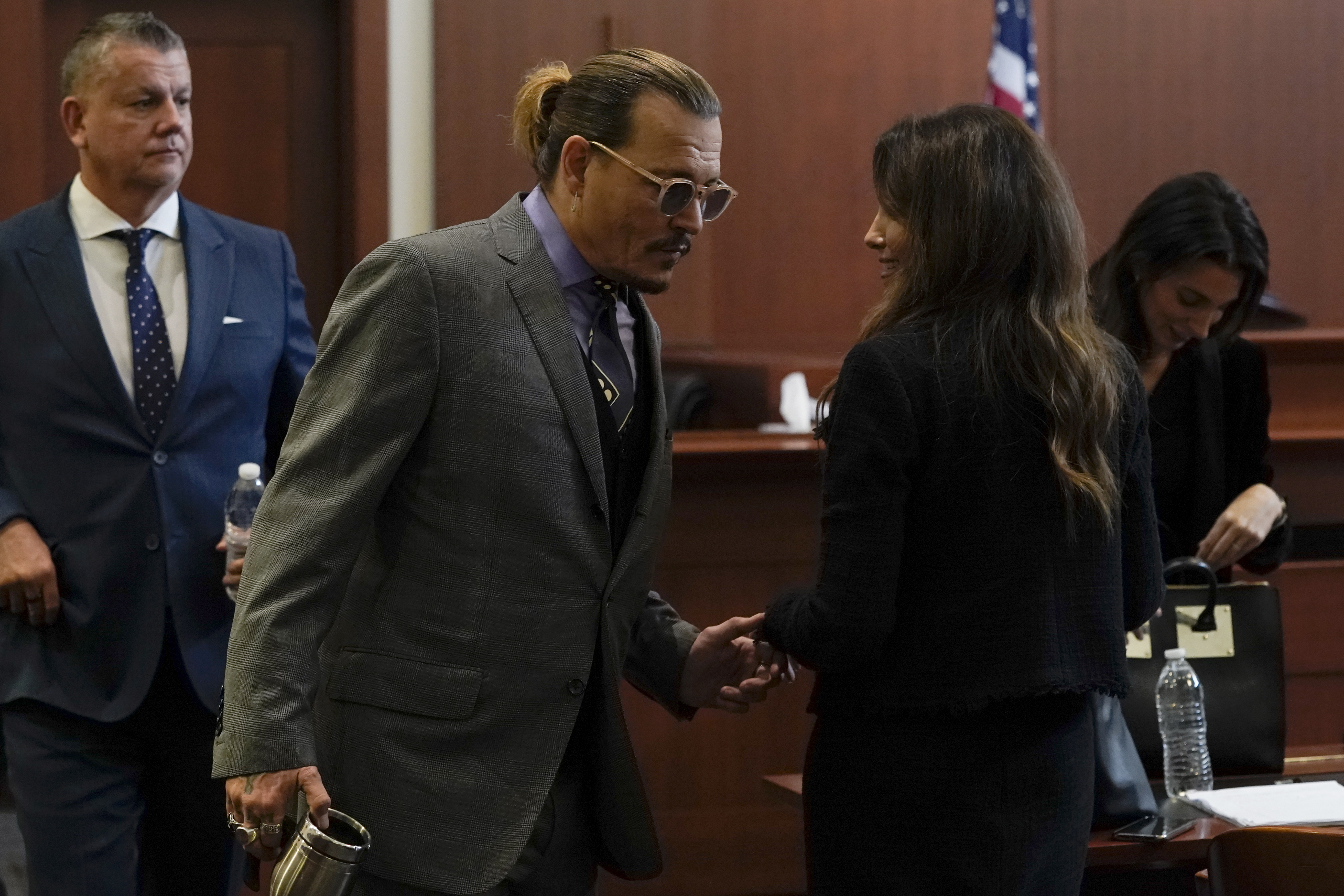Fairfax (United States), 04/05/2022.- Actor Johnny Depp (C) greets his legal team as he arrives at Fairfax County Circuit Court during his defamation case against ex-wife, actor Amber Heard, in Fairfax, Virginia, USA, 04 May 2022. US actor Johnny Depp sued his ex-wife US actress Amber Heard for libel in Fairfax County Circuit Court after she wrote an op-ed piece in The Washington Post in 2018 referring to herself as a 'public figure representing domestic abuse.' (Estados Unidos) EFE/EPA/ELIZABETH FRANTZ / POOL