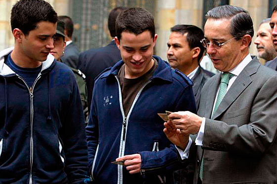 «Mis hijos no son testaferros de nadie»: Uribe