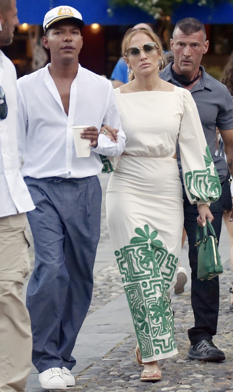 Jennifer López se atavió con un vestido de Johanna Ortiz