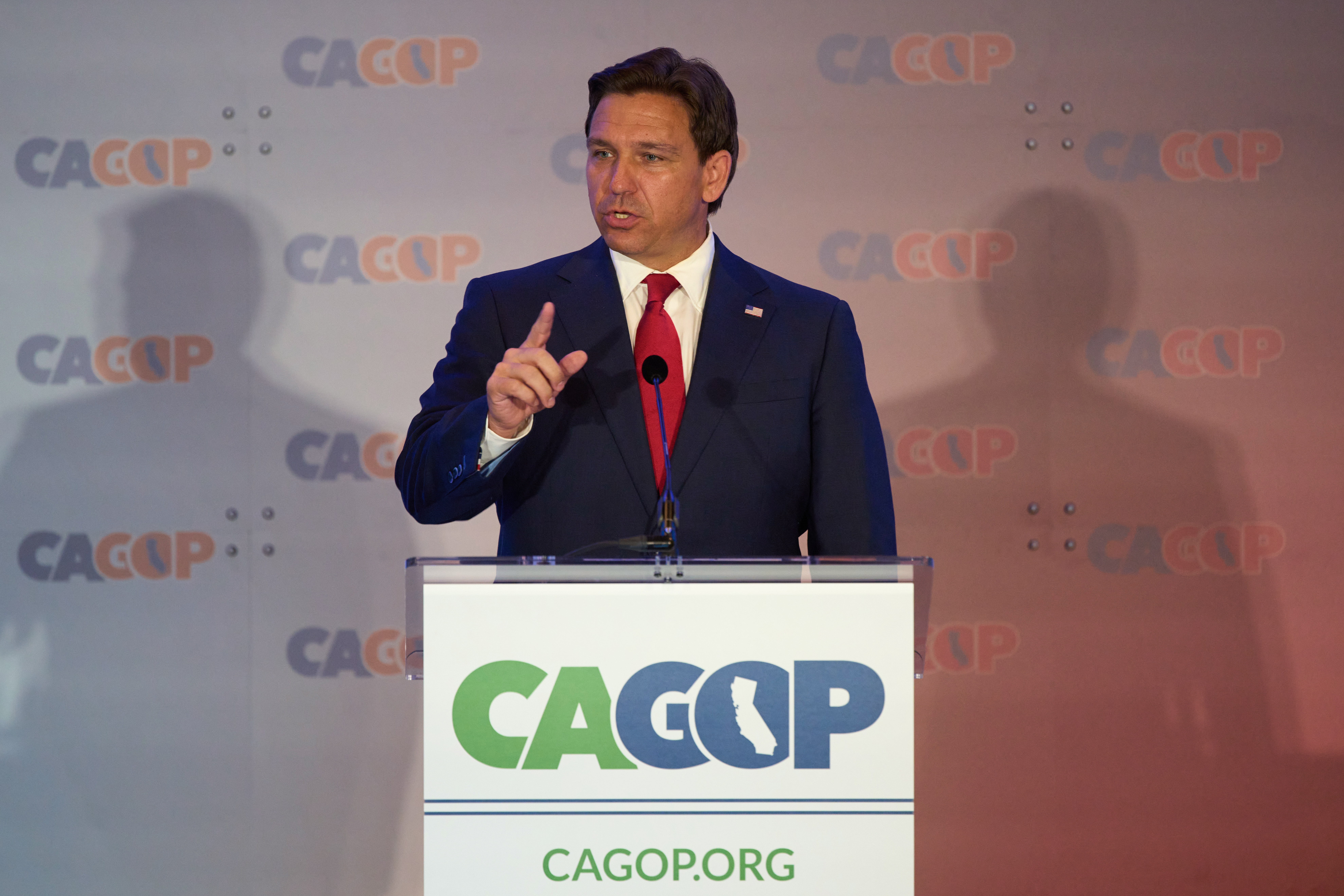 Anaheim (United States), 29/09/2023.- Florida governor Ron DeSantis delivers a speech at the California GOP Convention in Anaheim, California, USA, 29 September 2023. EFE/EPA/ALLISON DINNER