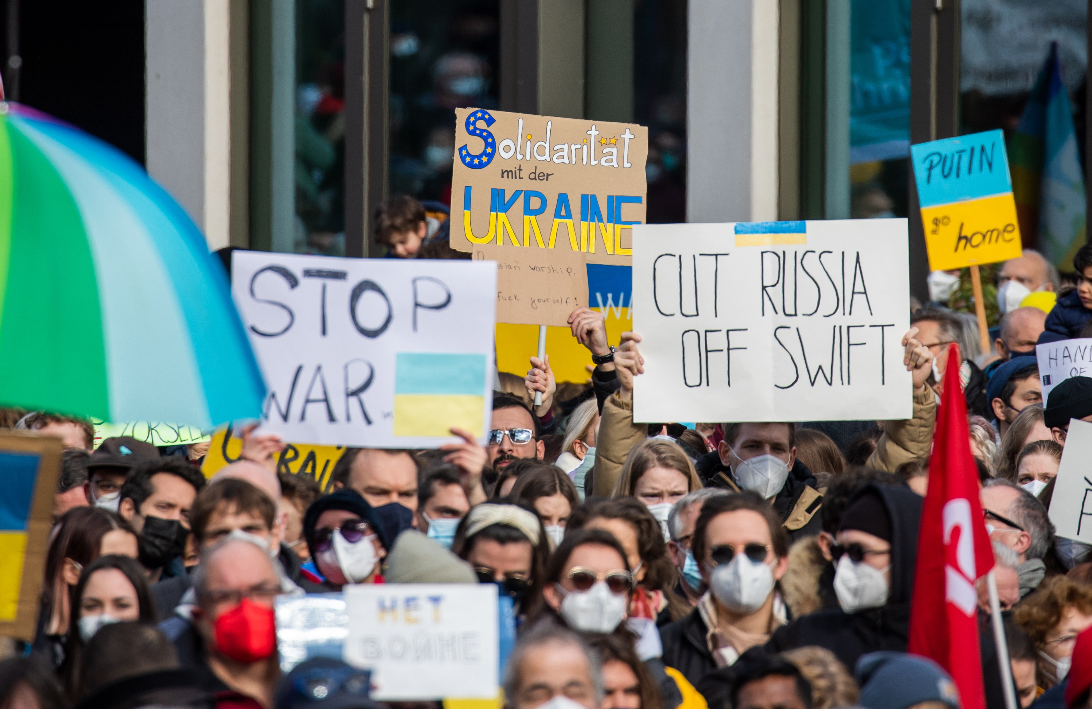 Frankfurt Am Main (Germany), 26/02/2022.- Demonstrators hold up placards reading 'Stop War' (L), 'Solidarity with Ukraine' (C) and 'Cut Russia off SWIFT' (R) during a demonstration against Russia's military operation in Ukraine, at Rathenauplatz square in Frankfurt am Main, Germany, 26 February 2022. Russian troops launched a major military operation on Ukraine on 24 February, after weeks of intense diplomacy and the imposition of Western sanctions on Russia aimed at preventing an armed conflict in Ukraine. (Protestas, Alemania, Rusia, Ucrania) EFE/EPA/CONSTANTIN ZINN