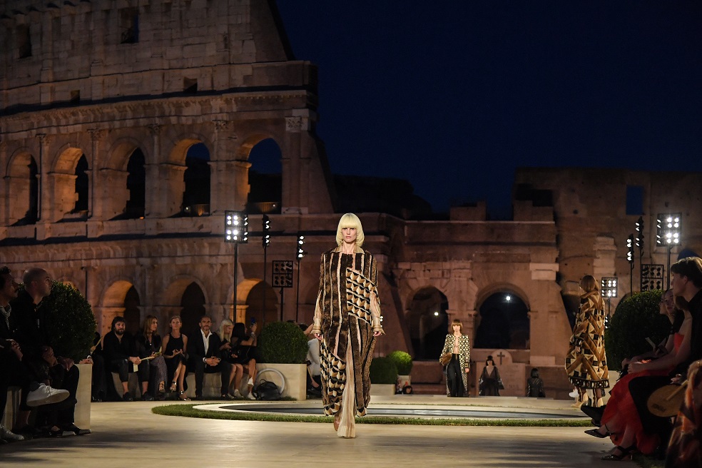 Desde el Templo de Venus, uno de los vestigios romanos más emblemáticos, que Fendi prometió restaurar con un aporte de 2,5 millones de euros, la casa de moda fundada en Roma quiso festejar sus raíces y su herencia cultural. Situado en el extremo oriental del Foro Romano, cerca del Coliseo, el templo más grande de la Antigua Roma estaba dedicado a las diosas y fue construido por orden del emperador romano Adriano hacia el año 121.