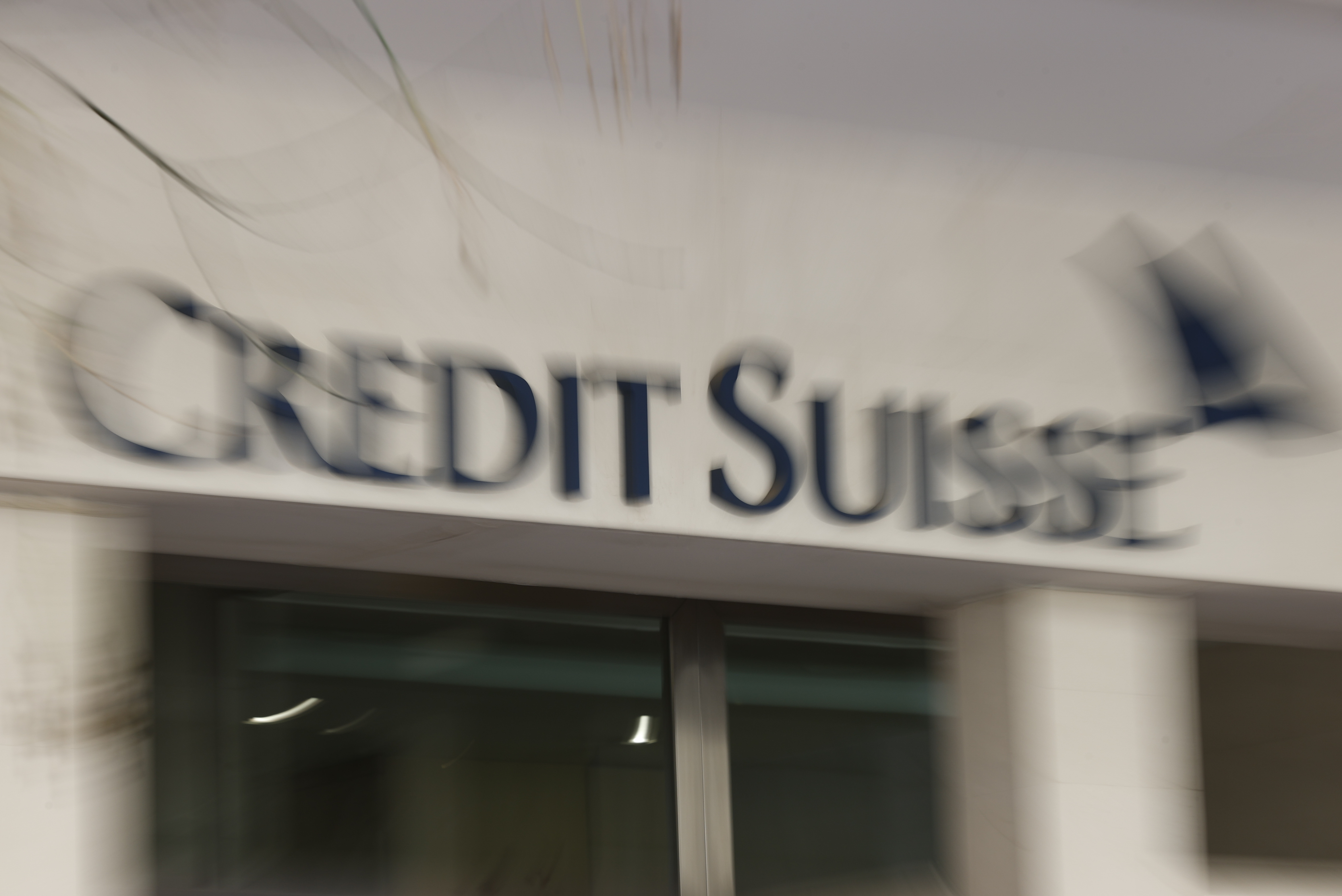 La tormenta financiera desatada por Credit Suisse muestra algunas luces de calma