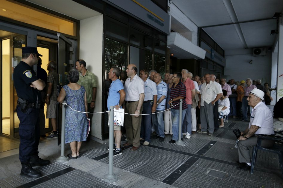 Gobierno griego decide prolongar el cierre de los bancos