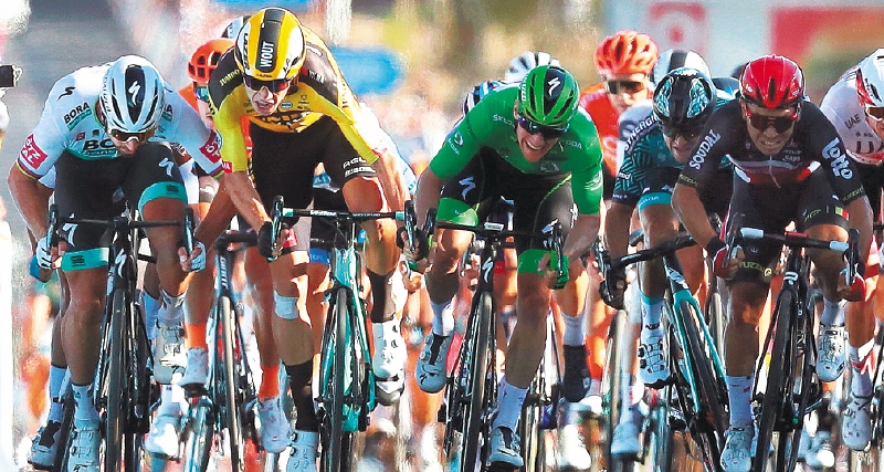 ¿Qué colombiano logró ganar etapas en las tres grandes vueltas del ciclismo mundial en la década del 90?
