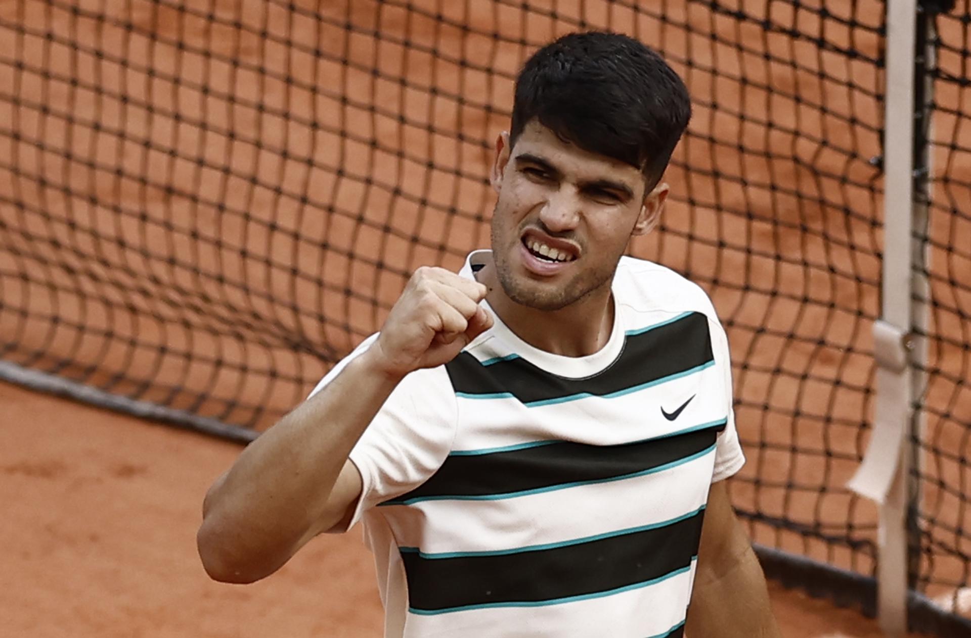 Carlos Alcaraz e Iga Swiatek, los campeones defensores, avanzan en Roland Garros