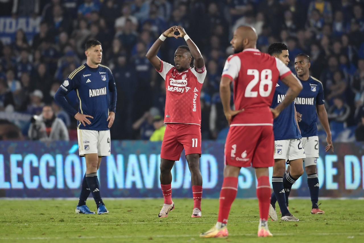 Hugo Rodallega celebra tras marcarle a Millonarios. Cazó un rebote que dejó Montero y no perdonó la pasividad de la defensa embajadora.