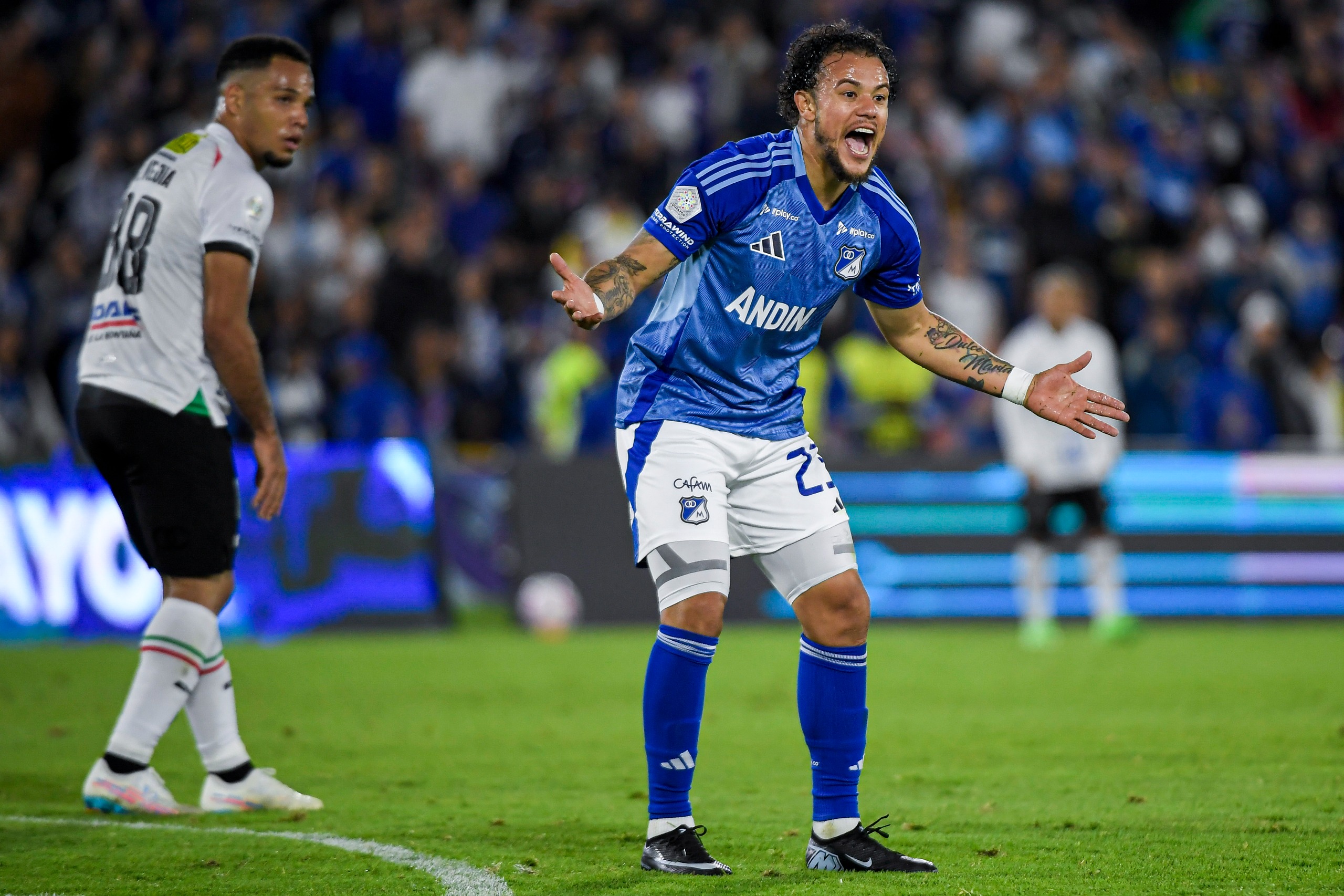 Millonarios lo intentó una y otra vez en ataque, pero el gol nunca llegó. El último pase fallaba, el balón se perdía lejos y los remates carecían de precisión: una noche amarga para los embajadores.