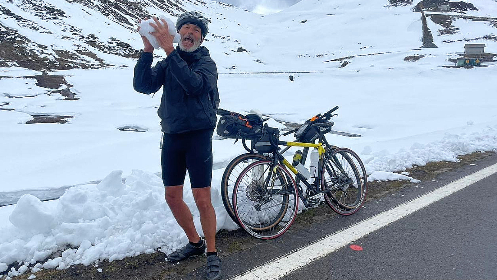 Iván ha llegado a la cima en la ruta por Los Alpes suizos de dos sesentones camino a Ámsterdam en bicicleta y no se aguanta las ganas de saborear la nieve.