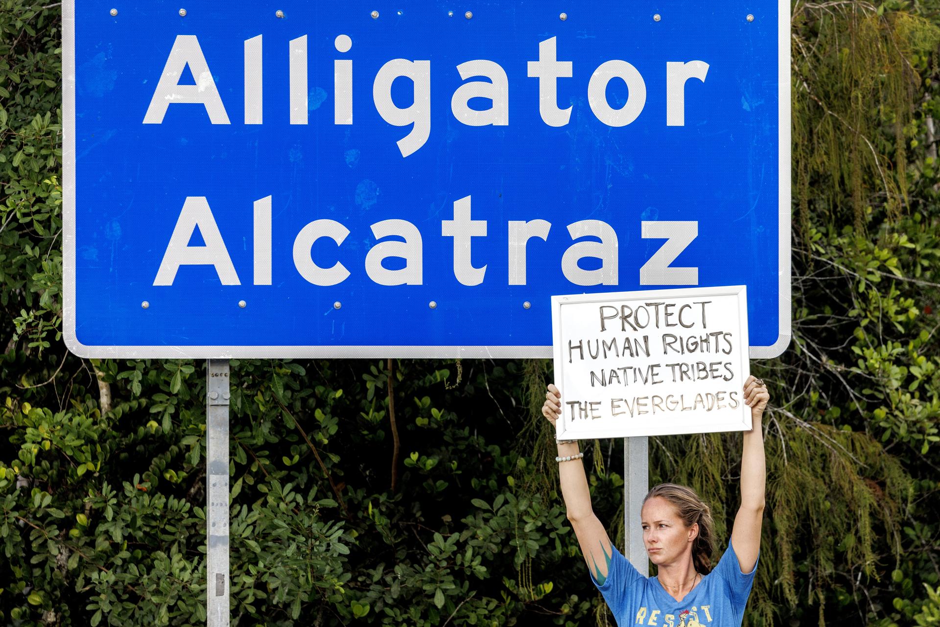 Activistas exigen el cierre de Alligator Alcatraz por daños ambientales