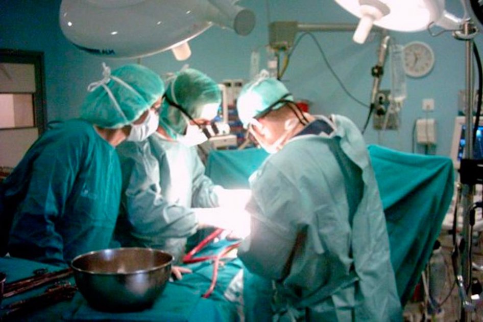 Médicos retiran tijeras que llevaban 18 años en el estómago de un hombre