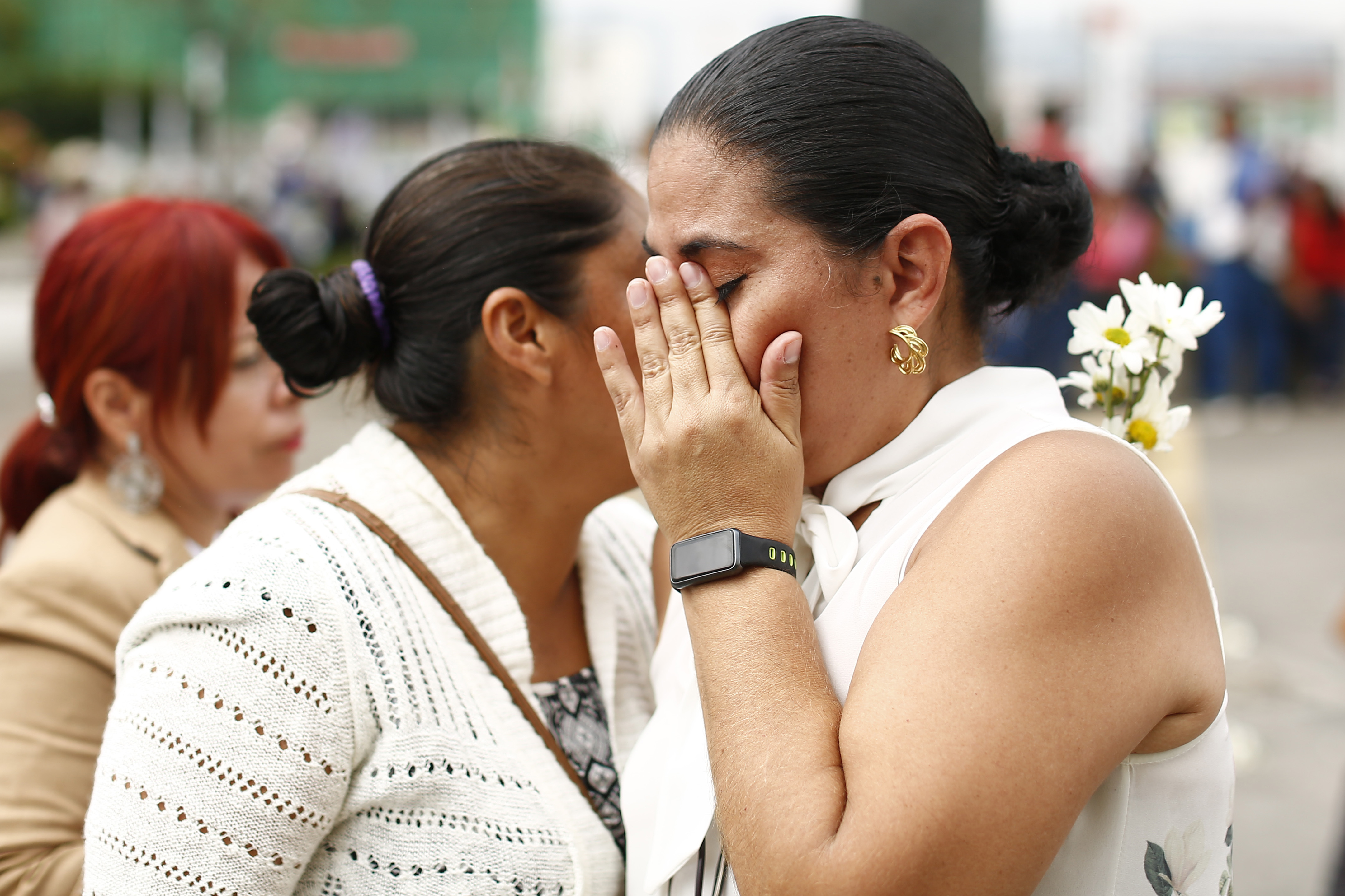 ES2001.SAN SALVADOR (EL SALVADOR) 29/08/2023- Silvia Montalván, madre de un joven desparecido en 2015, llora durante una acción para exhortar a las autoridades de Justicia del país a aclarar los casos denunciados, hoy, en la Plaza Gerardo Barrios en San Salvador (El Salvador). Alrededor de 35 fotografías de personas desaparecidas fueron expuestas este martes en una de las principales plaza de la capital de El Salvador como una acción para exhortar a las autoridades de Justicia del país a aclarar los casos denunciados. EFE/ Rodrigo Sura