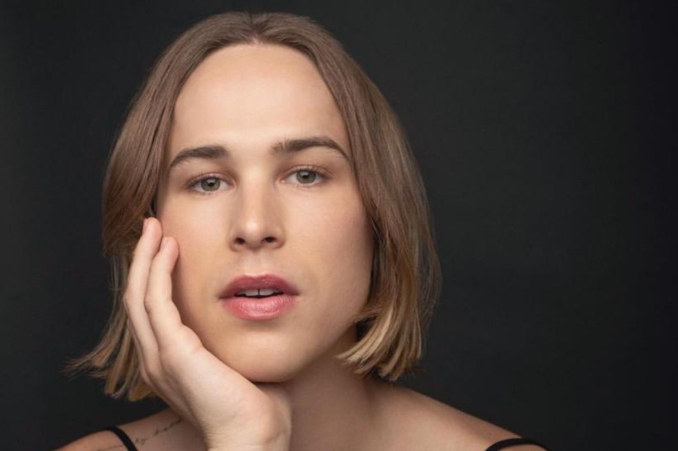 Tommy Dorfman y otras famosas que se identifican como mujeres trans