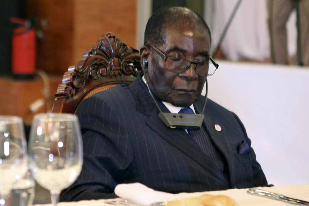 Presidente de Zimbabue no se duerme en público, «se protege los ojos»