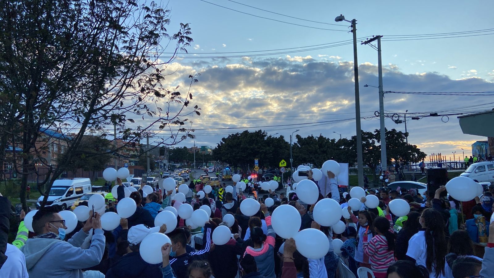 Con globos, la comunidad de del Barrio Arborizadora Alta realizó una parcha para protestar por los hechos de violencia que cobró la vida de dos menores.