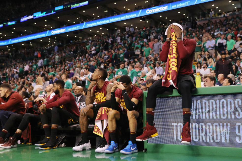 LeBron James ceca su sudor con una toalla en los minutos finales del partido entre los Celtics y los Cavaliers. / AFP