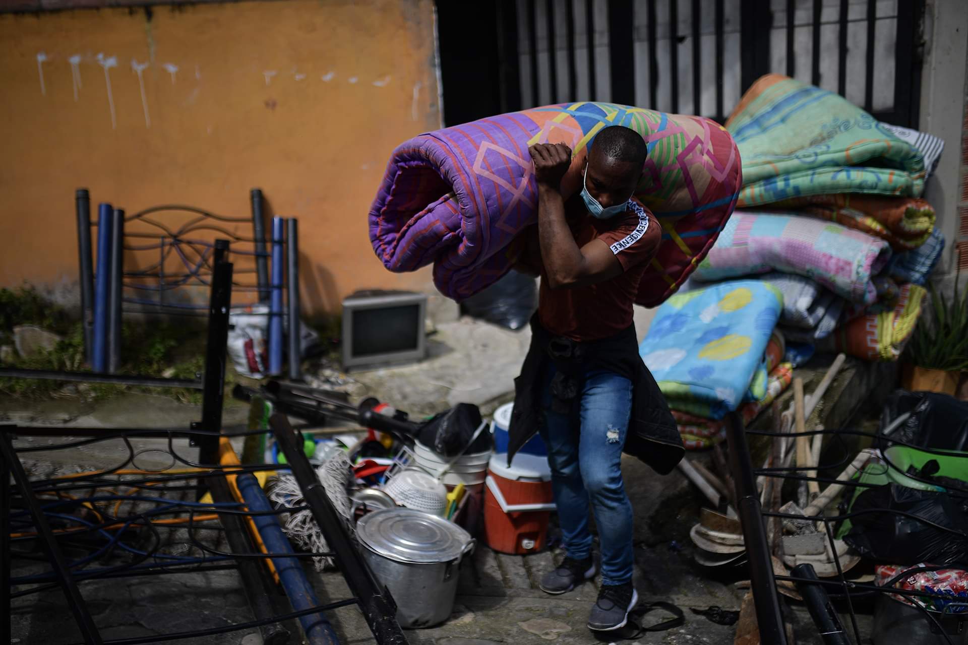 Un hombre carga un colchon