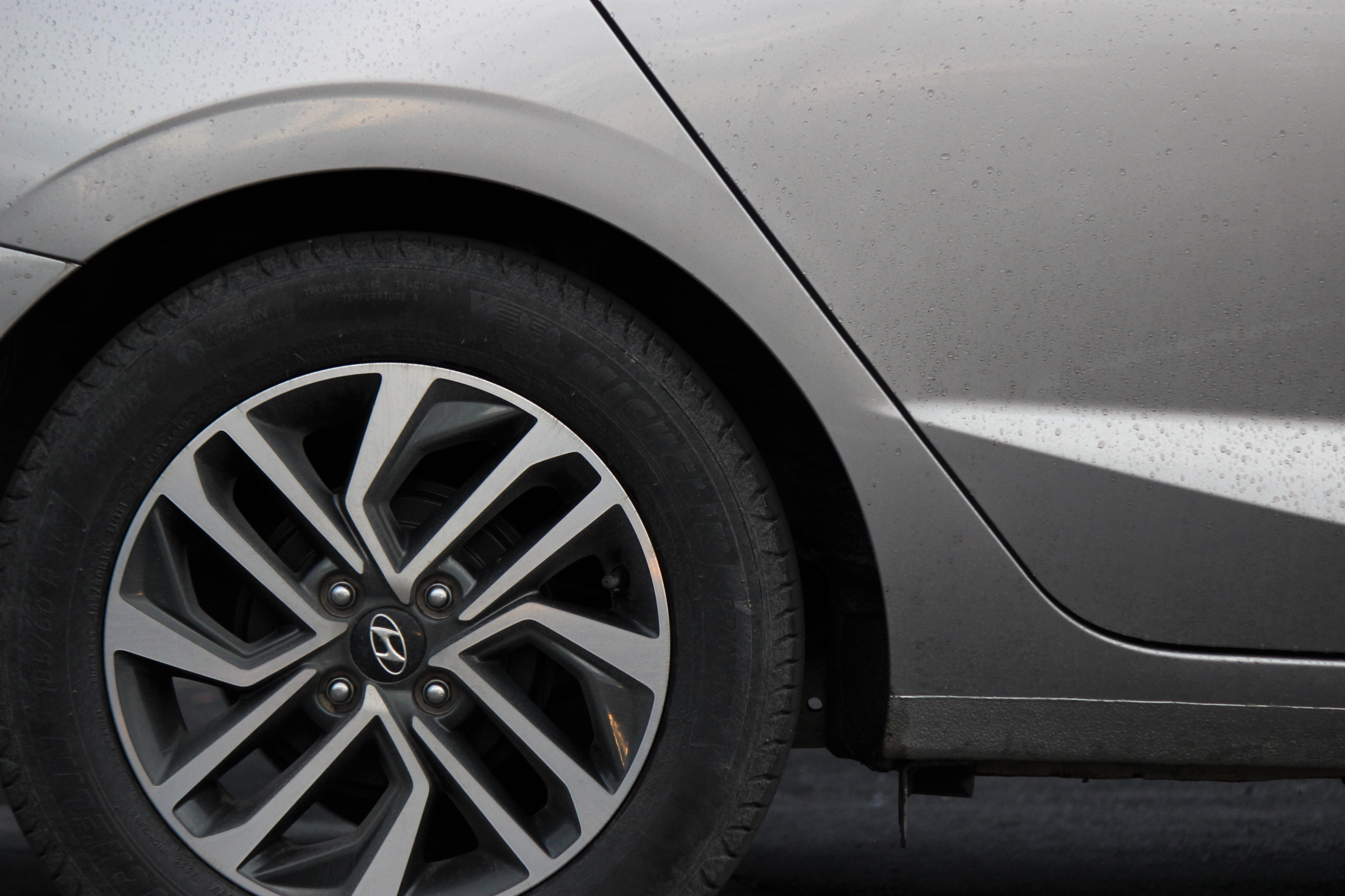 En su versión Accent o sedán, HB20 usa unas llantas con especificación 185/60 R15.