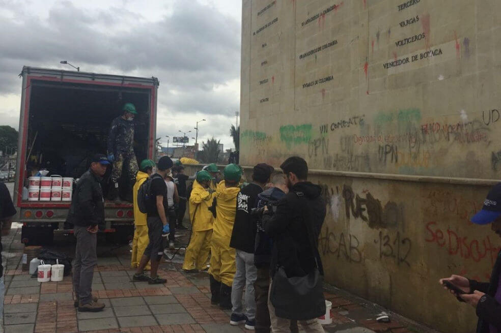 Infractores del Código de Policía comenzaron limpieza del monumento a Los Héroes
