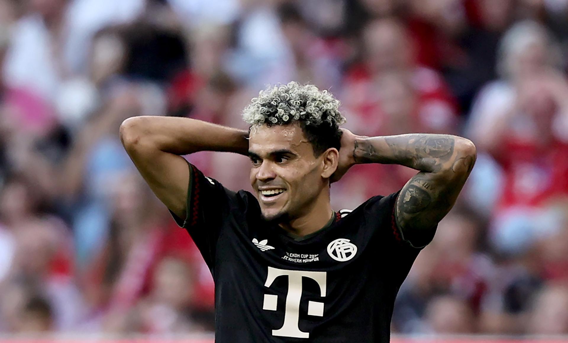 MUNICH (Germany), 07/08/2025.- Luis Diaz of Bayern Munich puts his hands on his head during the Telecom Cup soccer match between FC Bayern Munich and Tottenham Hotspur in Munich, Germany, 07 August 2025. (Alemania) EFE/EPA/RONALD WITTEK
