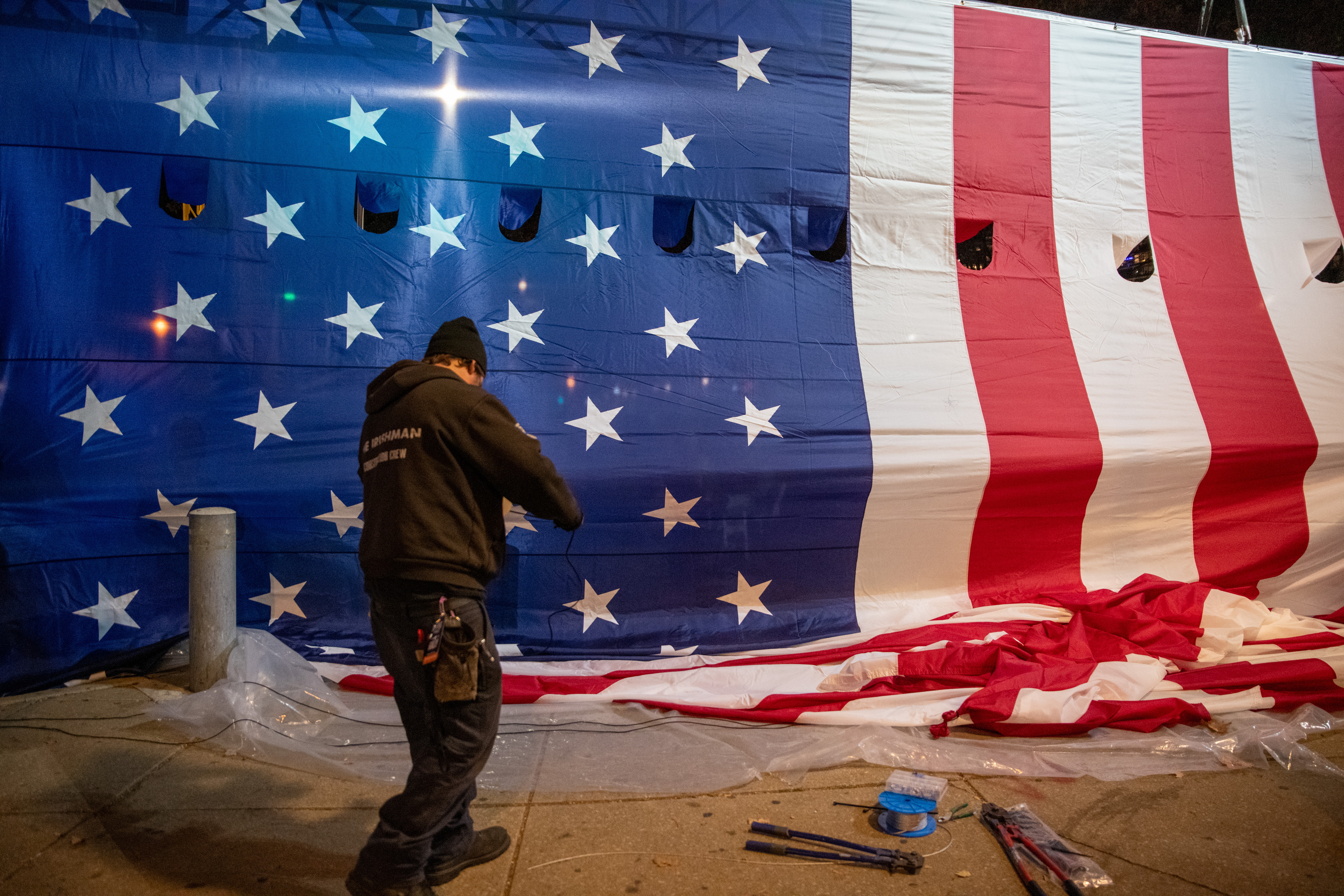 Philadelphia (United States), 04/11/2024.- A large American flag is lifted during a campaign rally hosted by US Vice President and Democrat Party presidential nominee Kamala Harris, in Philadelphia, Pennsylvania, USA, 04 November 2024. US Vice President and Democratic Presidential Nominee Kamala Harris is holding an election eve concert and rally in Philadelphia. Election polls show that the presidential race between Harris and Republican nominee former President Donald Trump is extremely close. (Elecciones, Filadelfia) EFE/EPA/DAVID MUSE