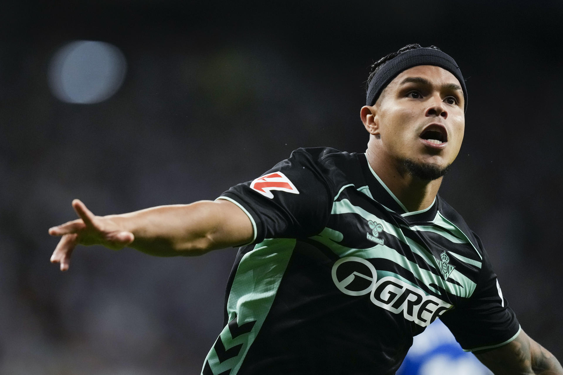 BARCELONA, 05/10/2025.-El delantero del Betis Roberto Fernández, celebra su gol contra el Espanyol durante el partido de la jornada 8 de LaLiga EA Sports entre le Espanyol y el Betis, este domingo en el RCDE Stadium en Barcelona.-EFE/ Enric Fontcuberta
