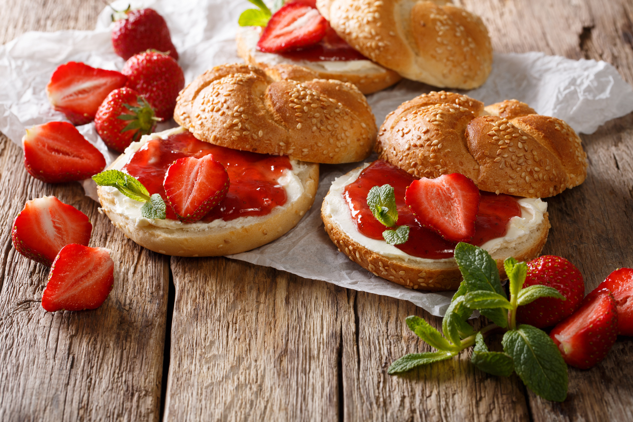 Receta: así se prepara el pan francés con fresas frescas y crema de coco