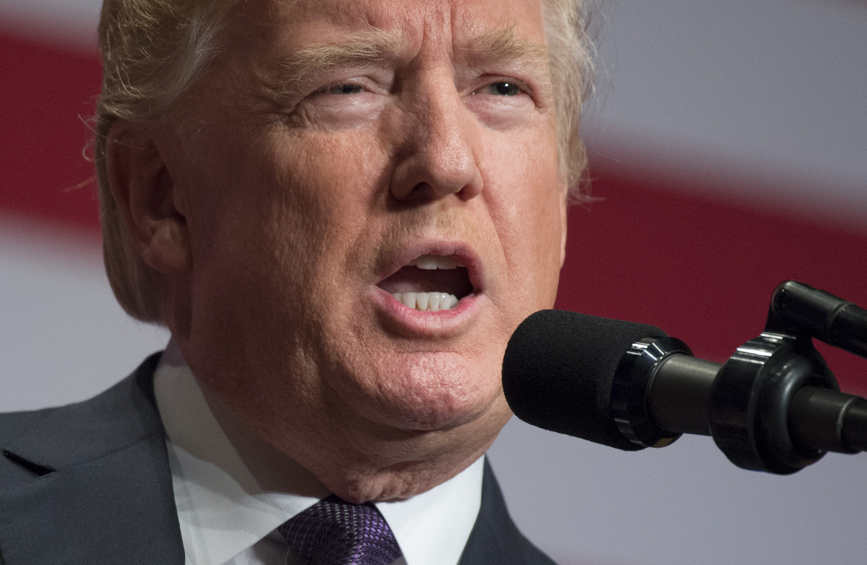 Trump empieza el año pidiendo cárcel para una asesora de Hillary Clinton