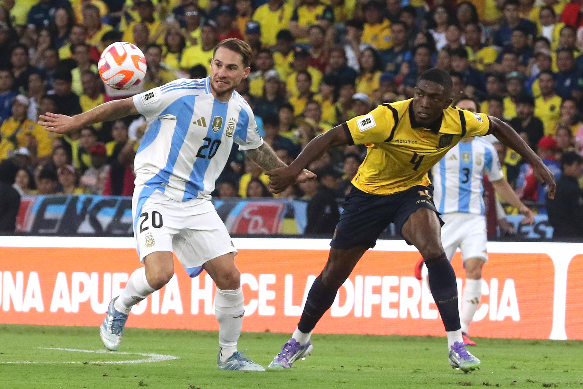 AME8122. GUAYAQUIL (ECUADOR), 09/09/2025.- Joel Ordóñez (d) de Ecuador disputa el balón con Gonzalo Montiel de Argentina este martes, en un partido por las eliminatorias a la Copa Mundial 2026 entre Ecuador y Argentina en el Estadio Monumental Banco Pichincha en Guayaquil (Ecuador). EFE/ Jonathan Miranda Vanegas
