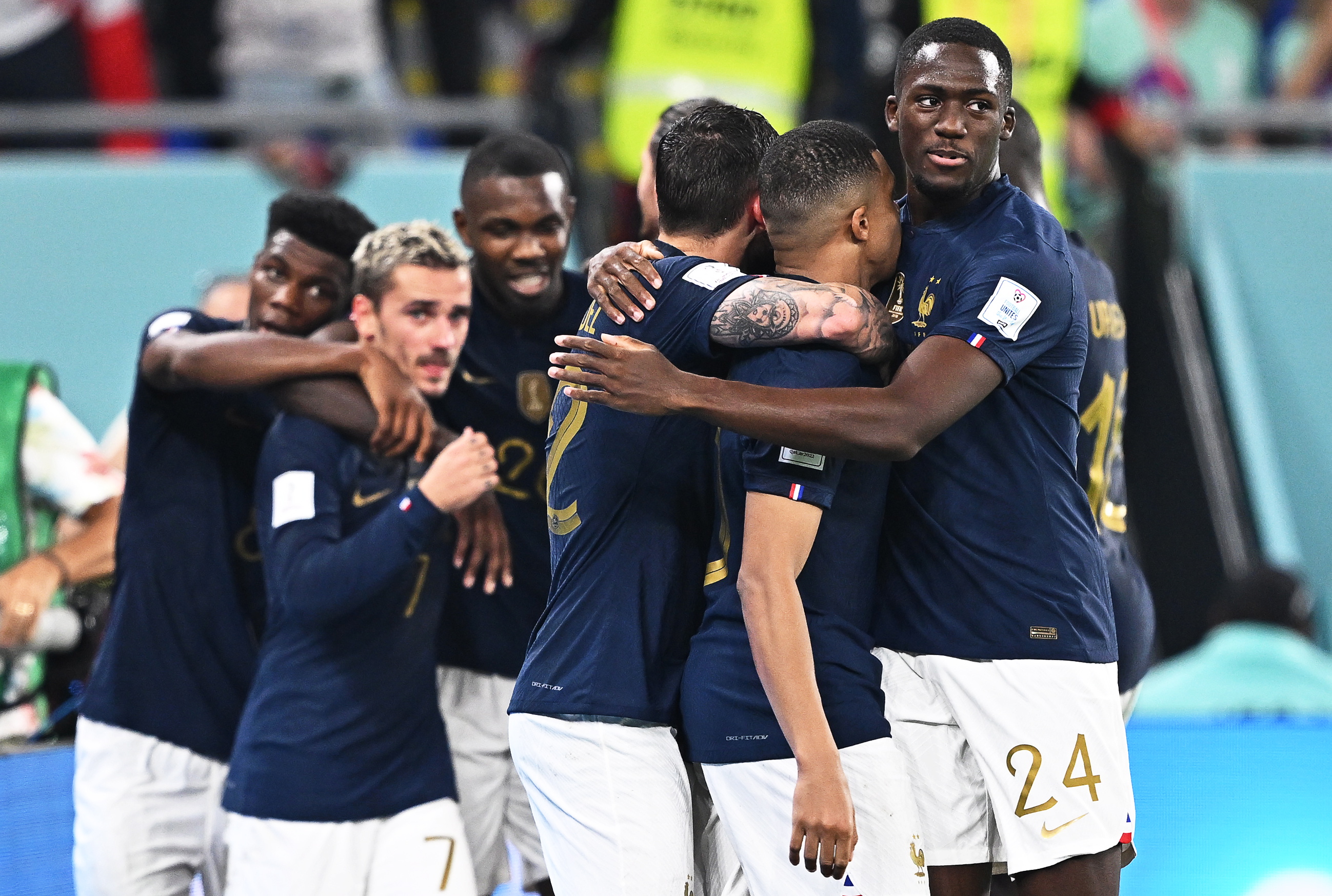 Doha (Qatar), 26/11/2022.- Kylian Mbappe (2-R) of France celebrates with teammates after scoring the 2-1 lead during the FIFA World Cup 2022 group D soccer match between France and Denmark at Stadium 947 in Doha, Qatar, 26 November 2022. (Mundial de Fútbol, Dinamarca, Francia, Catar) EFE/EPA/Noushad Thekkayil