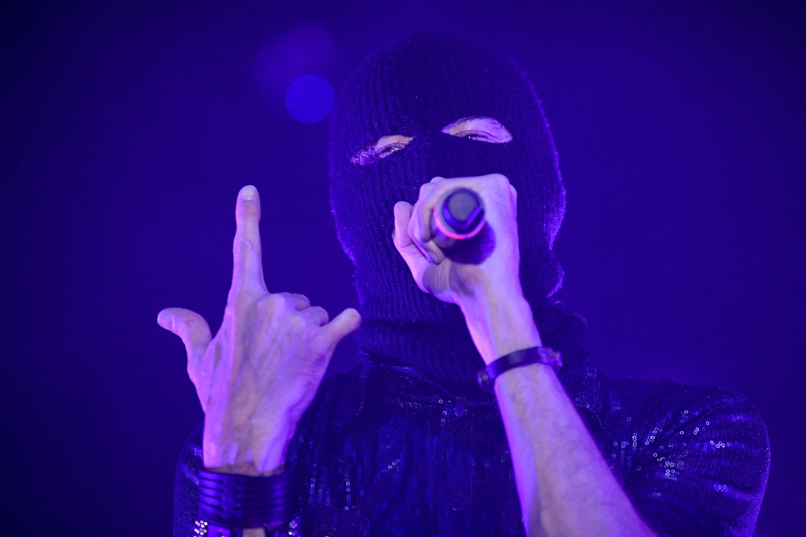 Sobre las 10:55 p.m., El Cuarteto de Nos bajó del escenario, asegurando que el concierto había llegado a su fin. El público no quiso moverse de su sitio y pedía que cantaran una canción más. Unos minutos después, la agrupación regresó a la tarima y Roberto Musso apareció portando un pasamontaña para cantar “Buen día Benito”.