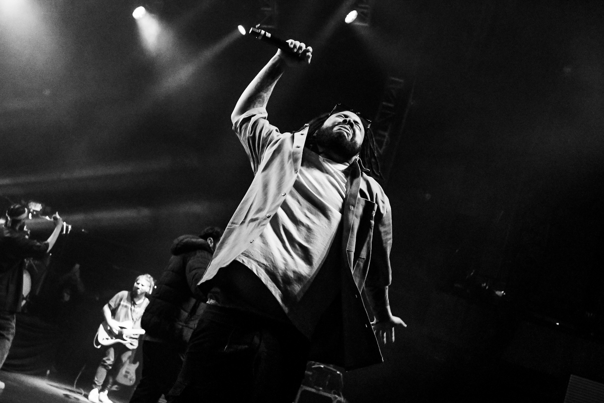 Karin B tomó el micrófono para agradecer y reconocer el trabajo de los pioneros del movimiento Hip Hop en el país. Este fue el inició del climax que se consumó con la entrada del legendario Flaco Flow para rapear ‘La Jungla’. Las tablas del primer piso del Royal Center vibraron al ritmo frenético de aquella canción que, a inicios del siglo, criticó el servicio militar obligatorio, la guerra y la situación social de los jóvenes colombianos. El tiempo del Rap Bang Club, que también contó con la venezolana Irepelusa, terminó con un público que tenía el corazón palpitando al ver la fortaleza de unir a exponentes del antiguo y nuevo testamento del rap nacional.