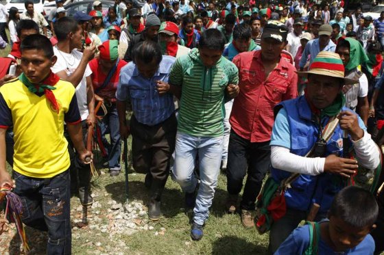 Miembros de la Guardia Indígena custodian a uno de los integrantes de las Farc acusados de asesinar el pasado miércoles a dos miembros de la comunidad en Toribío (Cauca).