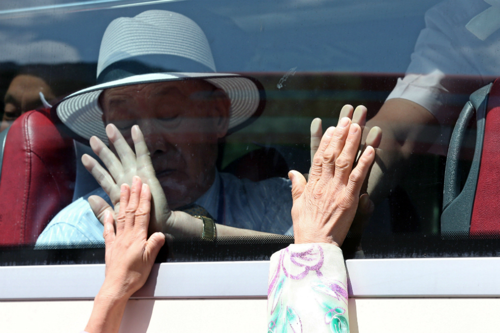 Termina entre lágrimas la primera ronda de reencuentros de familias coreanas