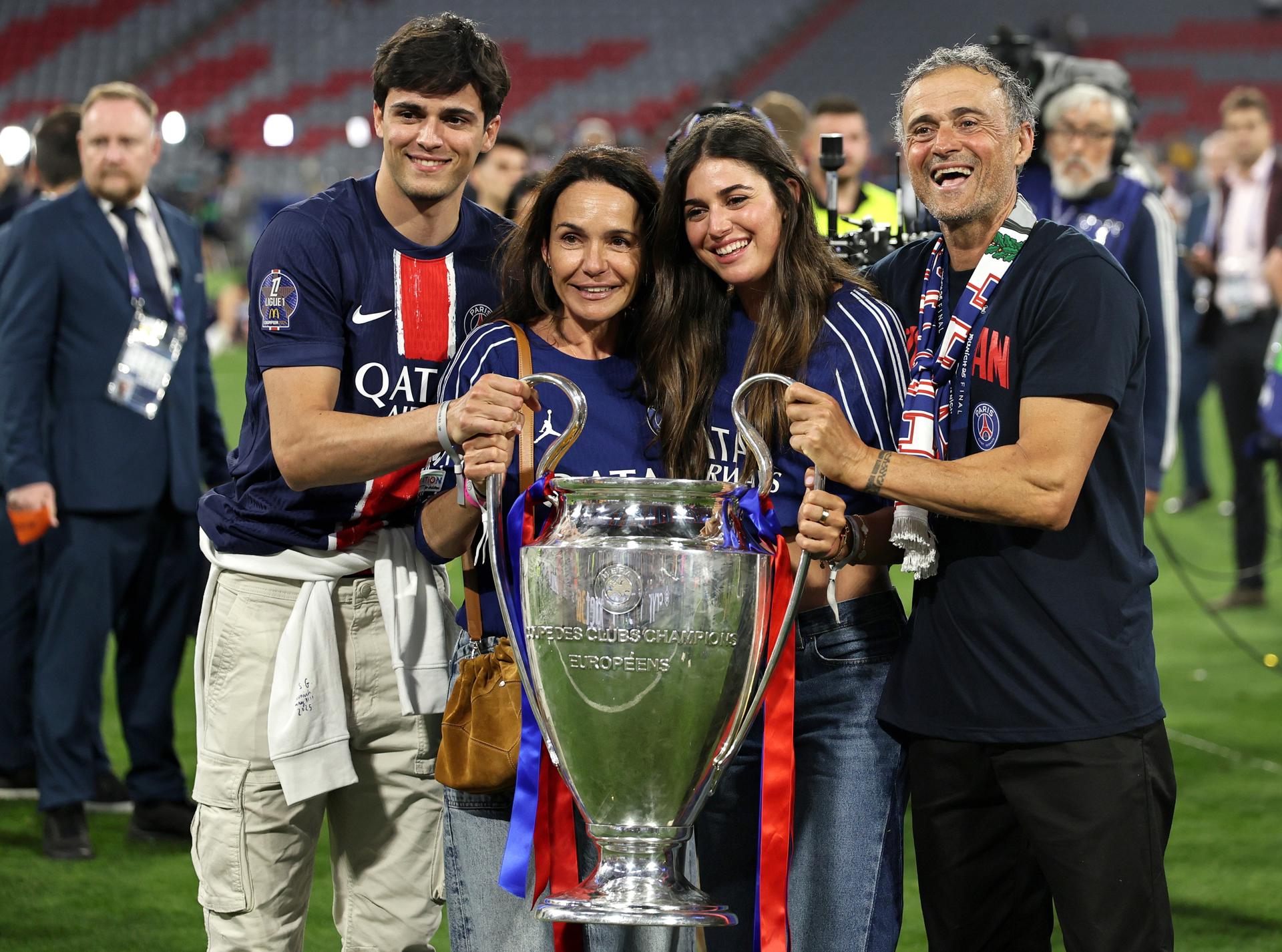 Munich (Germany), 01/06/2025.- PSG head coach Luis Enrique (R) and his family pose with the trophy after the team won the UEFA Champions League final between Paris Saint-Germain and Internazionale Milano in Munich, Germany 31 May 2025. PSG won 5-0. (Liga de Campeones, Alemania) EFE/EPA/RONALD WITTEK
