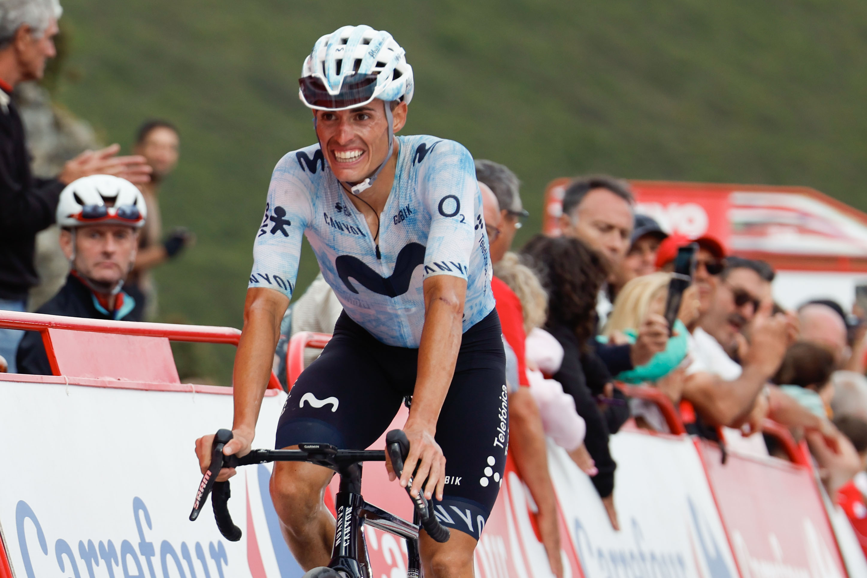LUGO, 30/08/2024.- El ciclista español Enric Mas, del equipo Movistar, durante la decimotercera etapa de la Vuelta ciclista a España que se ha disputado este viernes sobre 176 kilómetros entre Lugo y el Puerto de Ancares. EFE/Javier Lizón