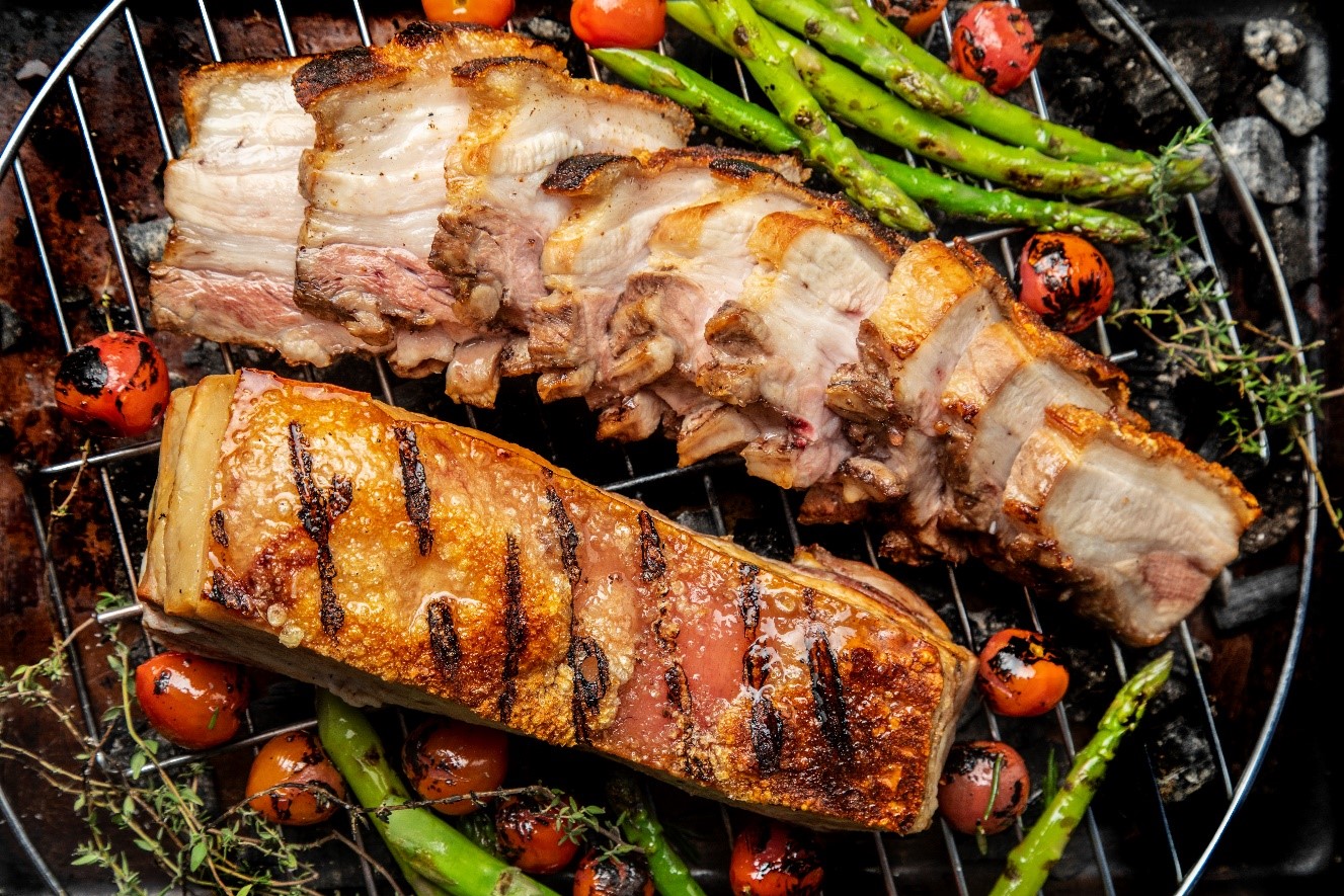 Así puede hacer un delicioso tocino barriguero a la parrilla con ensalada grillé