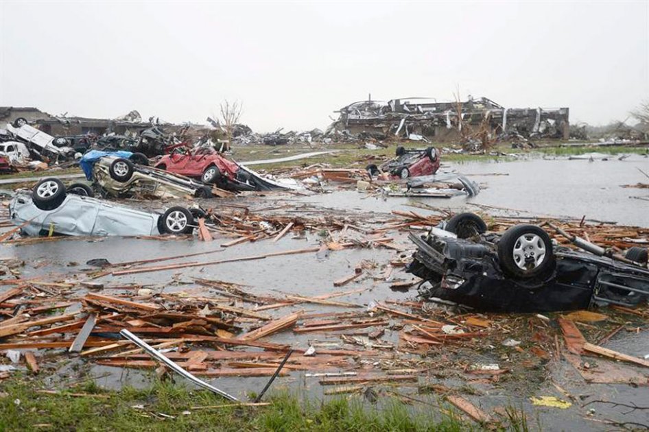 Tormentas eléctricas golpean zona arrasada por tornado en EE.UU.