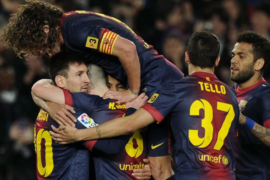 Barcelona vence al Deportivo, pero sigue pensando en Milan