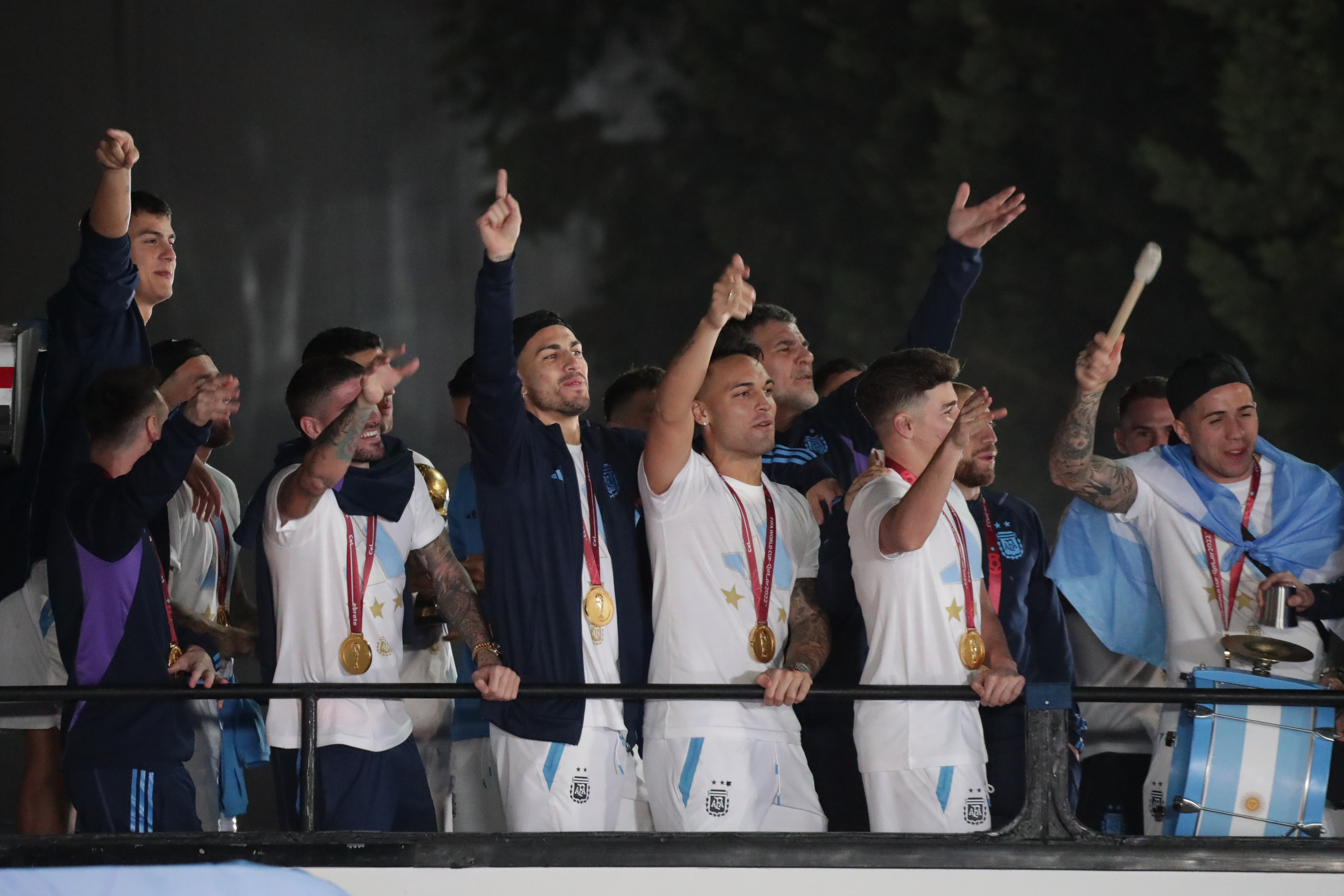 AMDEP9828. EZEIZA (ARGENTINA), 19/12/2022.- Integrantes de la selección argentina de fútbol celebran a su llegada hoy, al Aeropuerto Internacional de Ezeiza a unos 22km de Buenos Aires (Argentina). La selección argentina de fútbol, que este domingo se proclamó campeona del mundo en Catar tras vencer en la final a Francia en la tanda de penaltis, ya se encuentra en casa, donde fue recibida por una multitud de aficionados. EFE/ Raúl Martínez